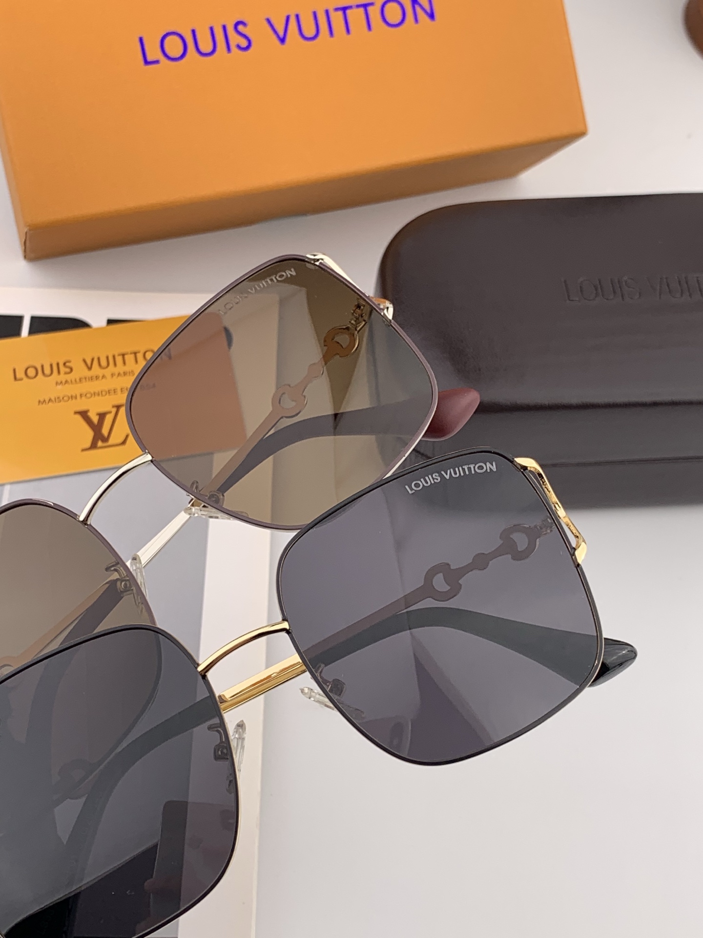 LV开春新款 最新款方框太阳镜 各路网红纷纷带起气场满分‼️ 俏皮甜美.上脸效果更佳.金属质感超好 型号