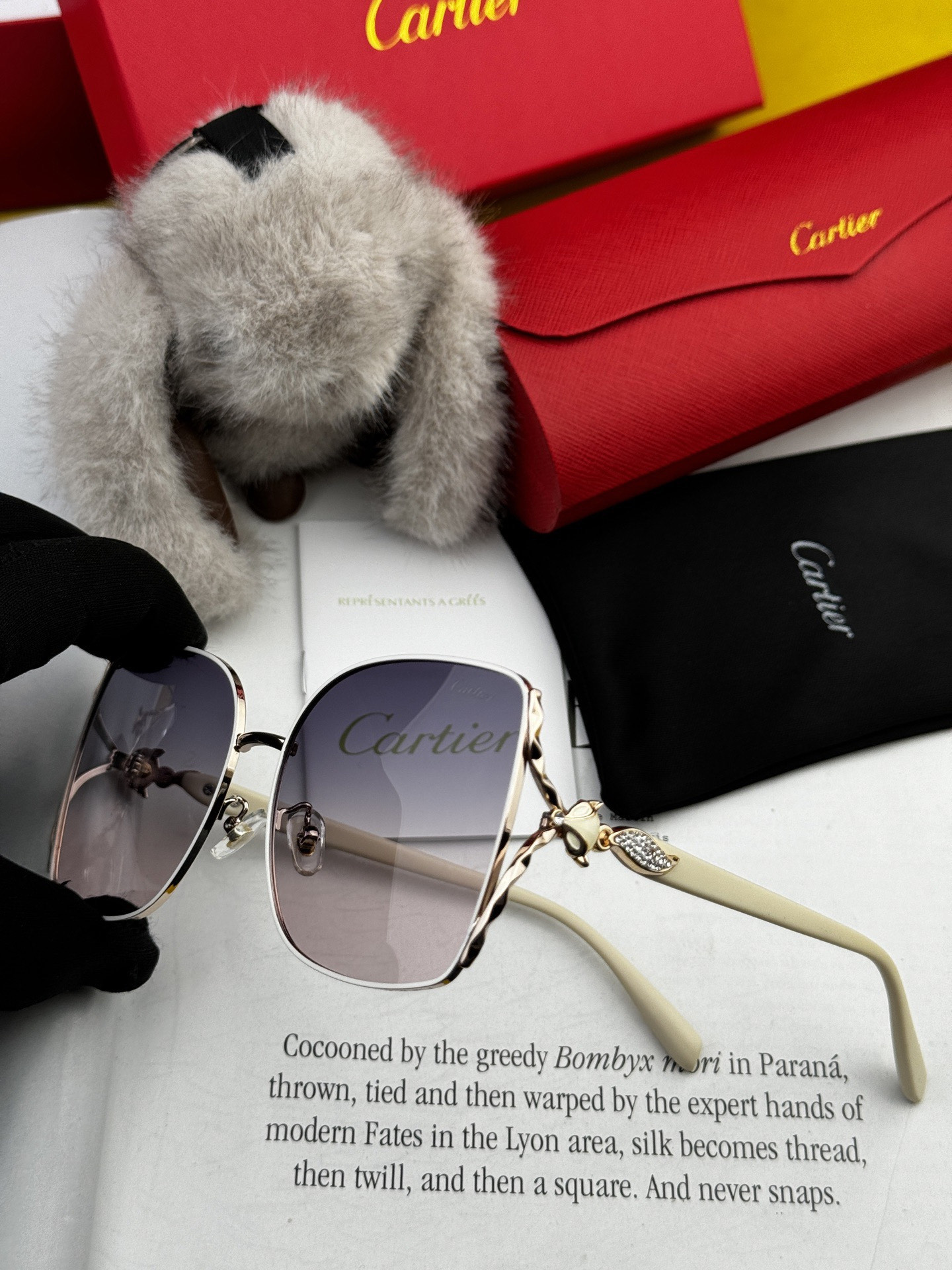 开春新款新款卡地亚💎 顶级奢华典范💋 女款板材原单太阳镜😃 个性款完美修脸护目打造轻奢新潮流风尚[胜利]