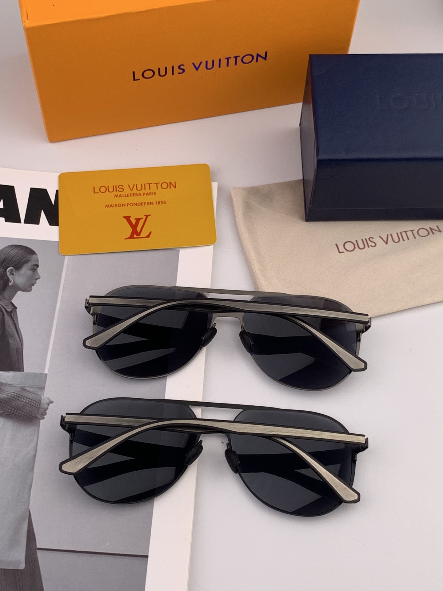 LV 男款炫彩飞行员偏光太阳镜 ❤️材质：高清尼龙加厚卡槽高清偏光镜片 🌹无边框镜架💕颜👍型号：L522