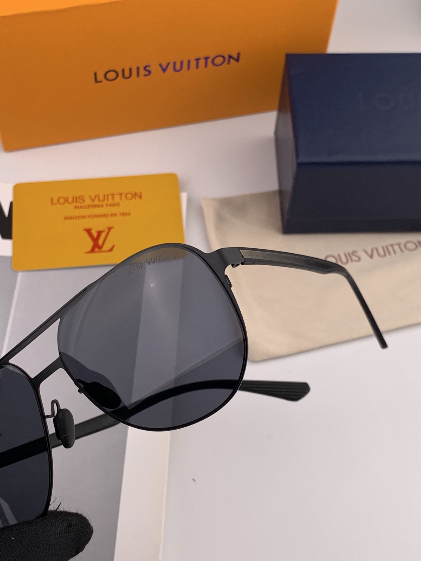 LV 男款炫彩飞行员偏光太阳镜 ❤️材质：高清尼龙加厚卡槽高清偏光镜片 🌹无边框镜架💕颜👍型号：L522