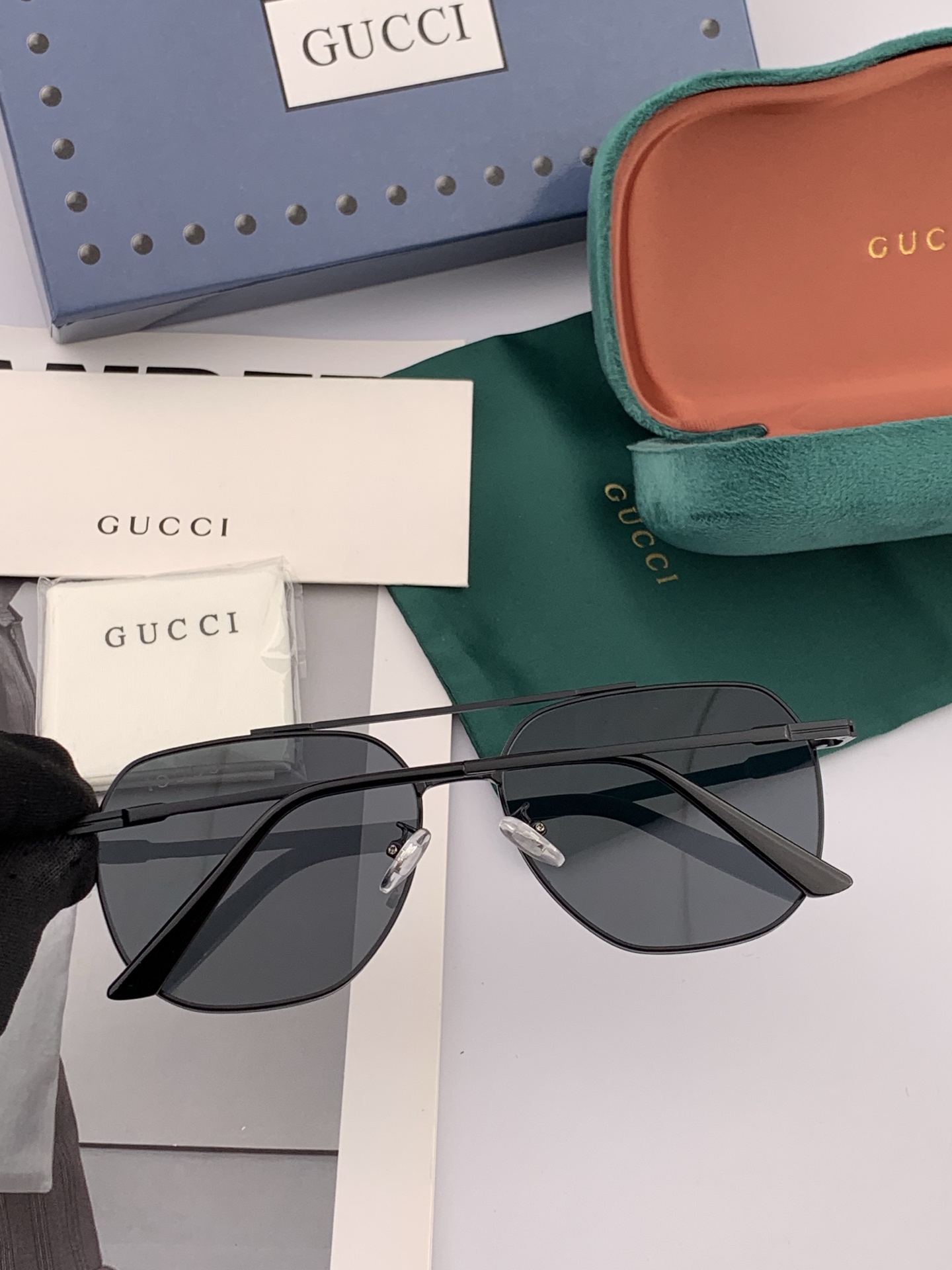 Gucci 男款炫彩飞行员偏光太阳镜 ❤️材质：高清尼龙加厚卡槽高清偏光镜片 🌹无边框镜架💕颜👍型号：G