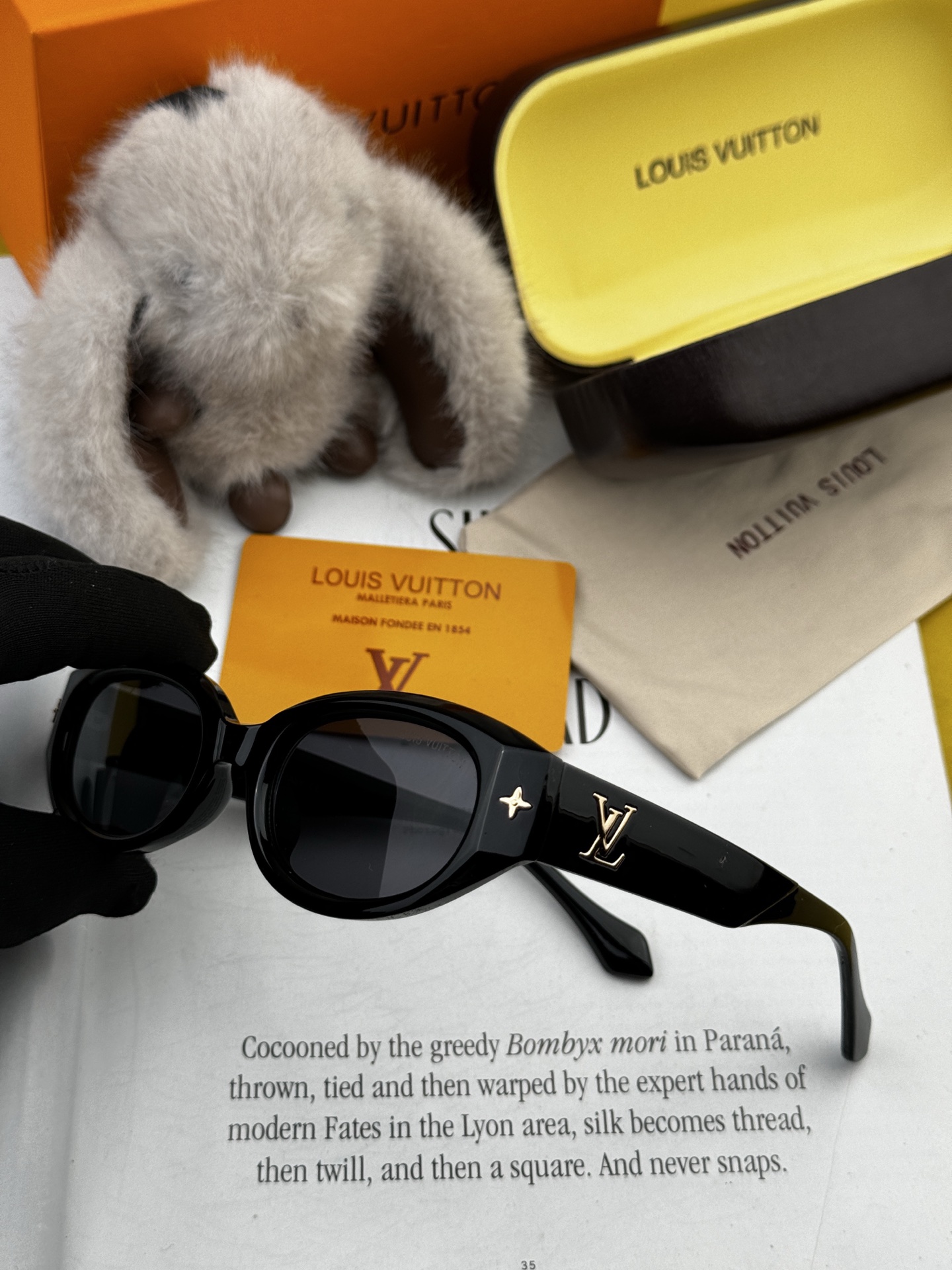 LV 新款女士方框太阳眼镜 开车墨镜 新款太阳镜 时尚大方 舒适轻盈 精致奢华 超轻 型号：L1335