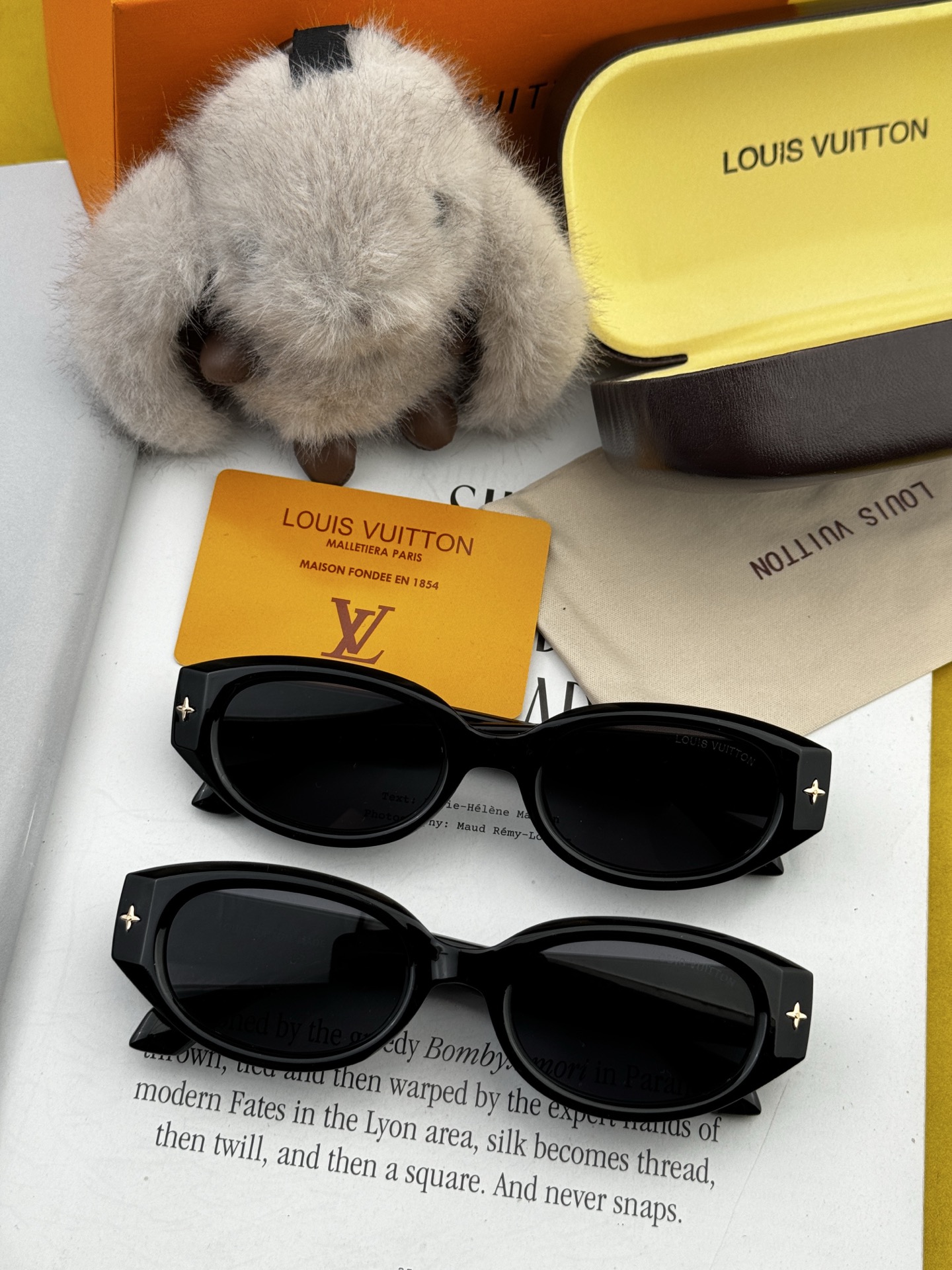 LV 新款女士方框太阳眼镜 开车墨镜 新款太阳镜 时尚大方 舒适轻盈 精致奢华 超轻 型号：L1335