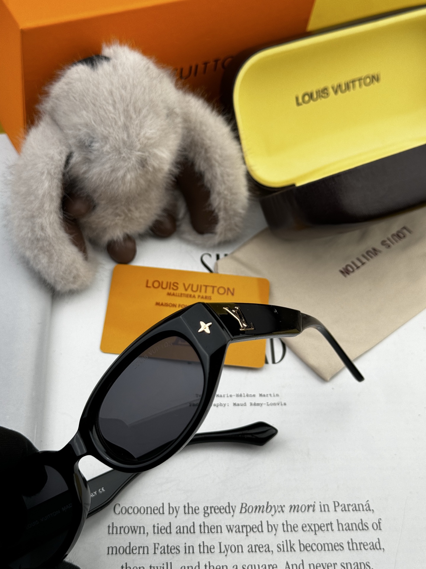 LV 新款女士方框太阳眼镜 开车墨镜 新款太阳镜 时尚大方 舒适轻盈 精致奢华 超轻 型号：L1335