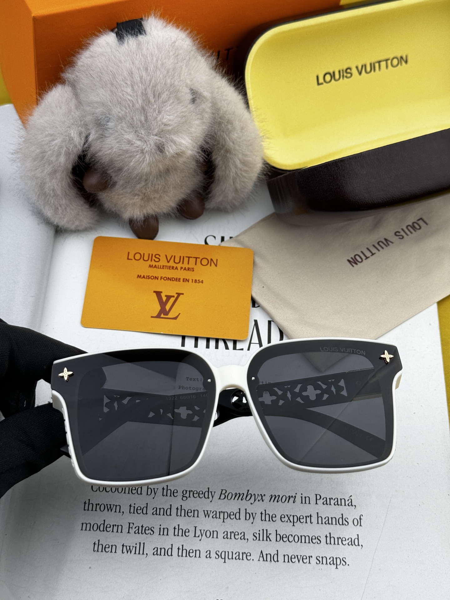 LV 新款女士方框太阳眼镜 开车墨镜 新款太阳镜 时尚大方 舒适轻盈 精致奢华 超轻 型号：L2132