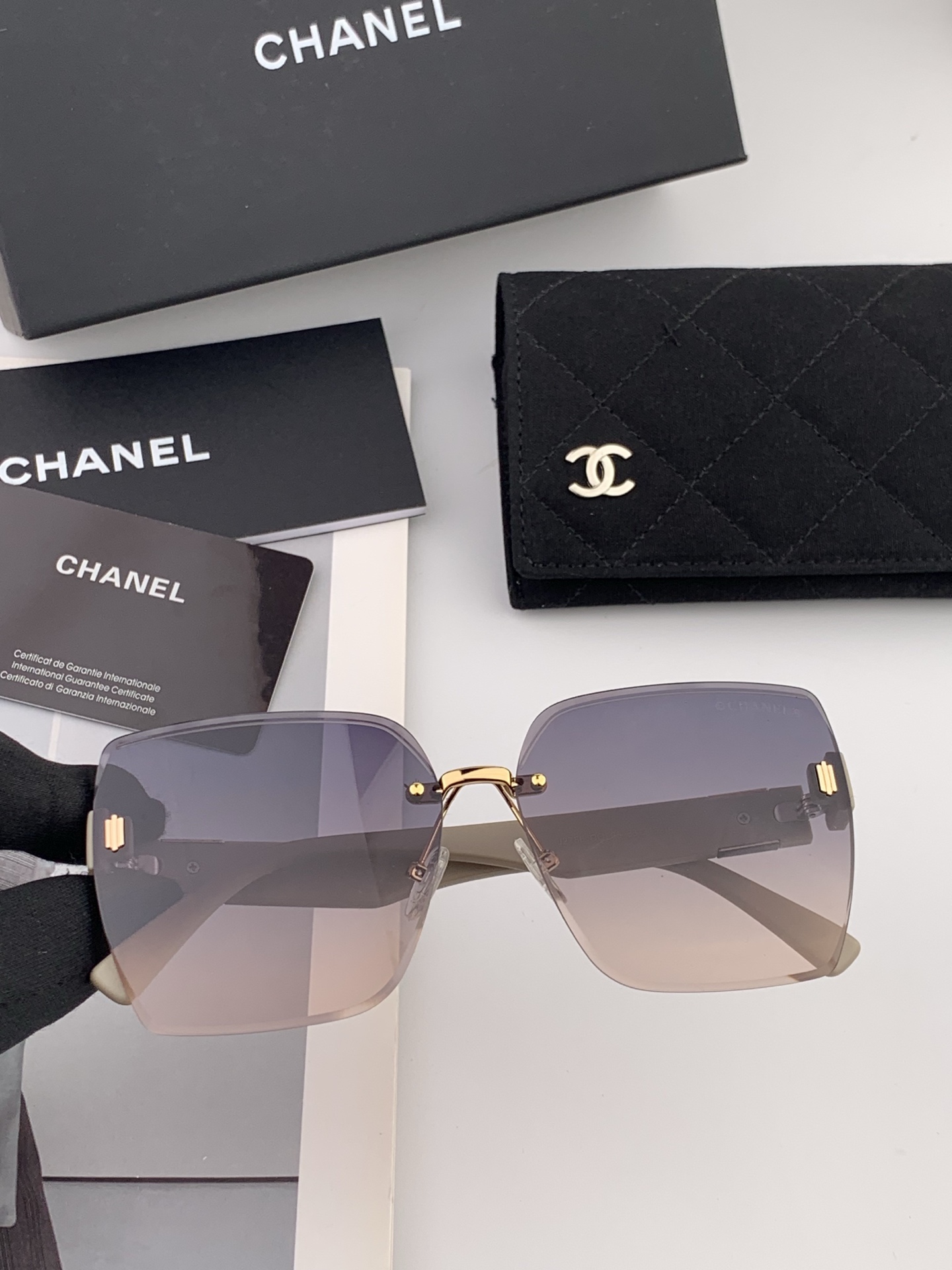 香奈儿 新款女士方框太阳眼镜 开车墨镜 新款金属无框太阳镜 时尚大方 舒适轻盈 精致奢华 超轻 型号：C