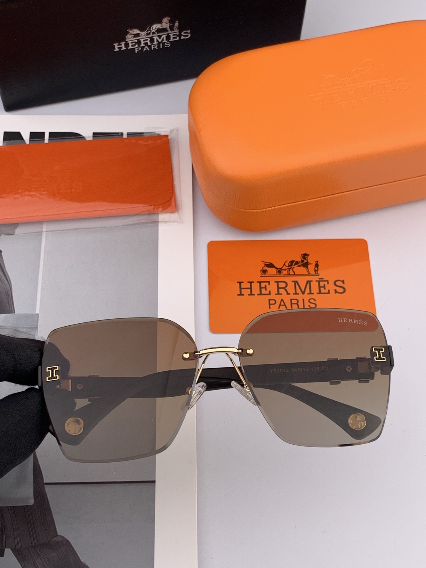 爱马仕 经典的方框设计，不挑脸型，无论搭配大衣还是连衣裙都非常显气质镜片预防紫外线 型号：H2101