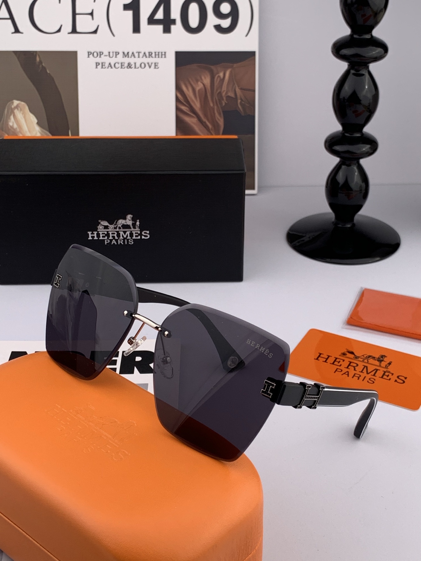 爱马仕 经典的方框设计，不挑脸型，无论搭配大衣还是连衣裙都非常显气质镜片预防紫外线 型号：H2101