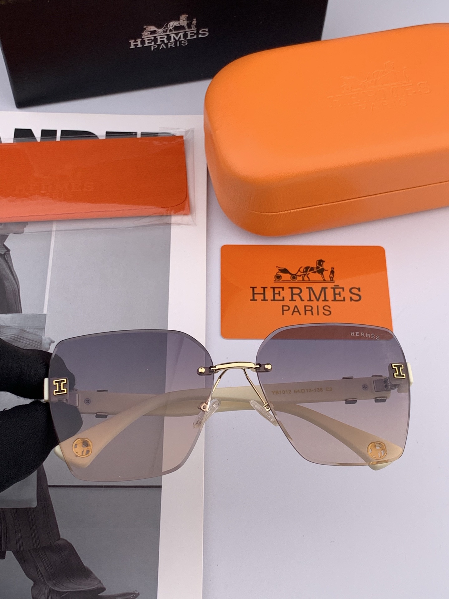 爱马仕 经典的方框设计，不挑脸型，无论搭配大衣还是连衣裙都非常显气质镜片预防紫外线 型号：H2101