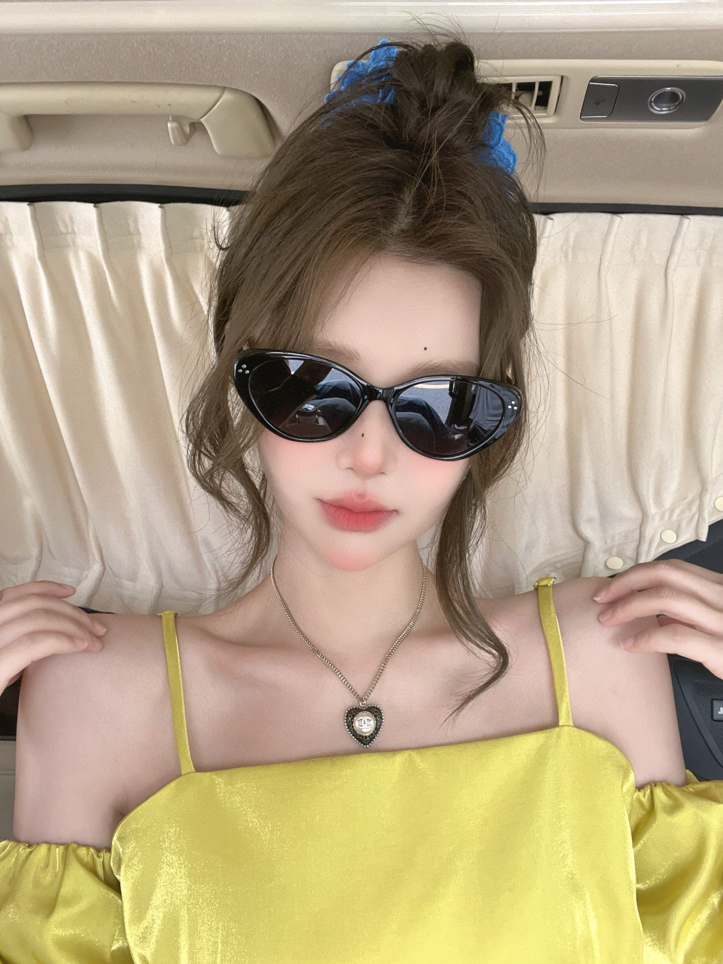 Gucci 经典的小框设计，不挑脸型，无论搭配大衣还是连衣裙都非常显气质尼龙偏光镜片预防紫外线 型号：G