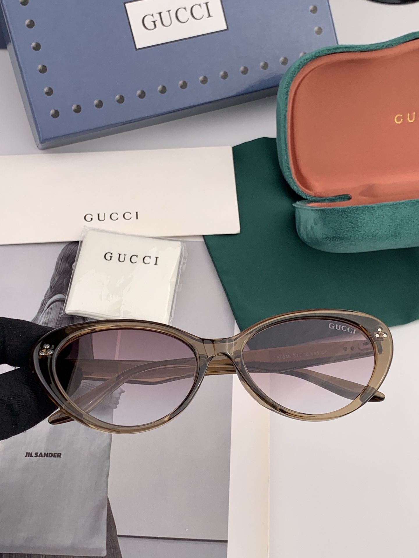 Gucci 经典的小框设计，不挑脸型，无论搭配大衣还是连衣裙都非常显气质尼龙偏光镜片预防紫外线 型号：G