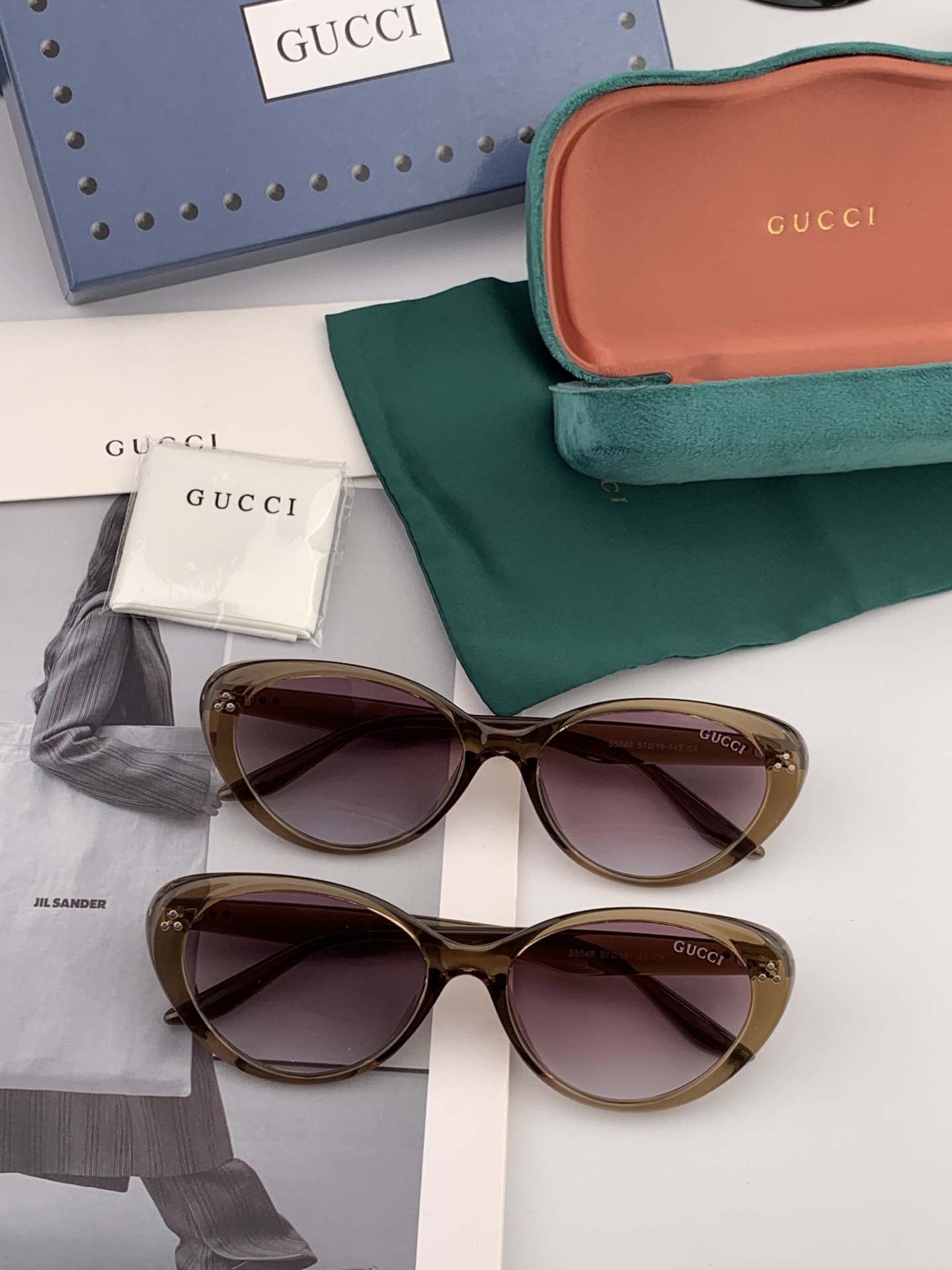 Gucci 经典的小框设计，不挑脸型，无论搭配大衣还是连衣裙都非常显气质尼龙偏光镜片预防紫外线 型号：G