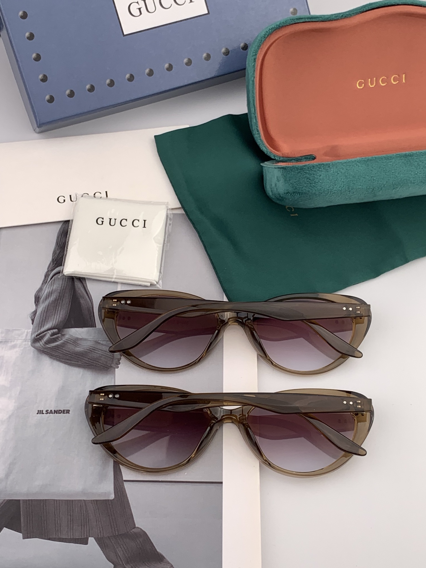 Gucci 经典的小框设计，不挑脸型，无论搭配大衣还是连衣裙都非常显气质尼龙偏光镜片预防紫外线 型号：G