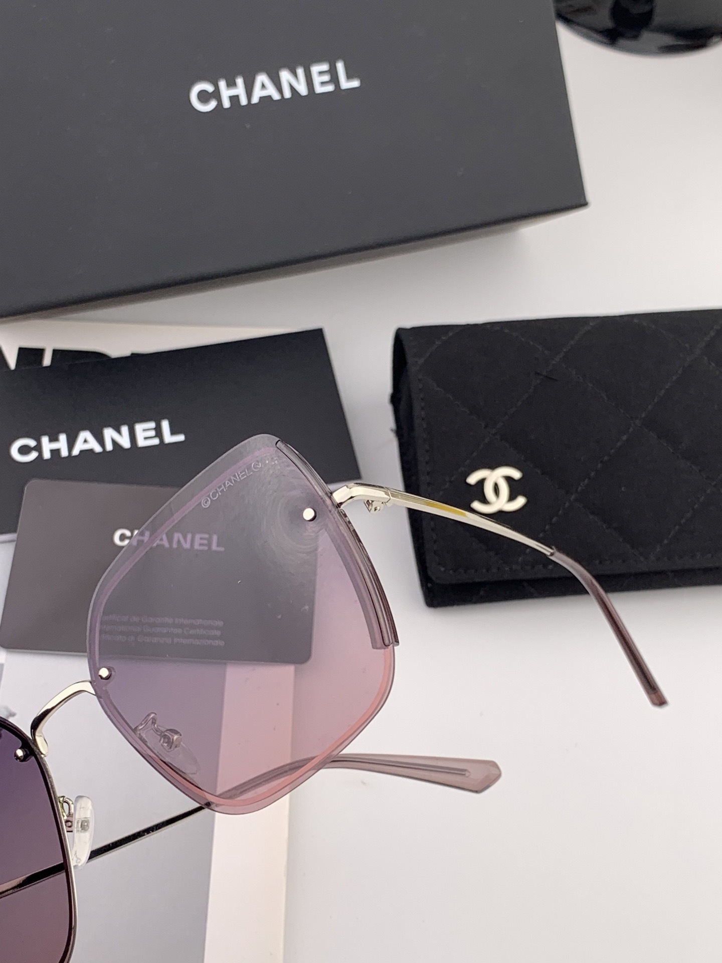 【偏光系列】香奈儿 经典的无框设计，不挑脸型，无论搭配大衣还是连衣裙都非常显气质偏光镜片预防紫外线 型号