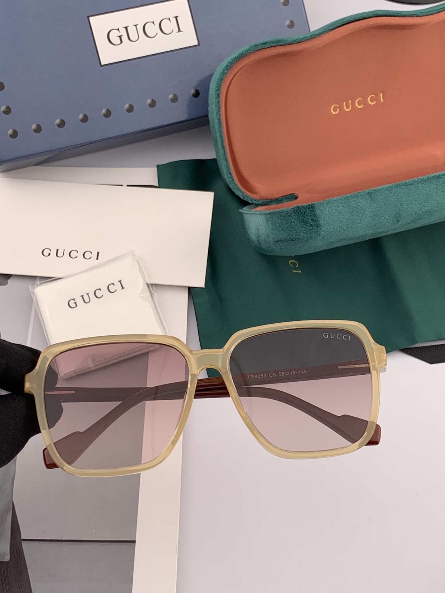 GUCCI 开春新款 最新款方框太阳镜 各路网红纷纷带起气场满分‼️ 俏皮甜美.上脸效果更佳.金属质感超