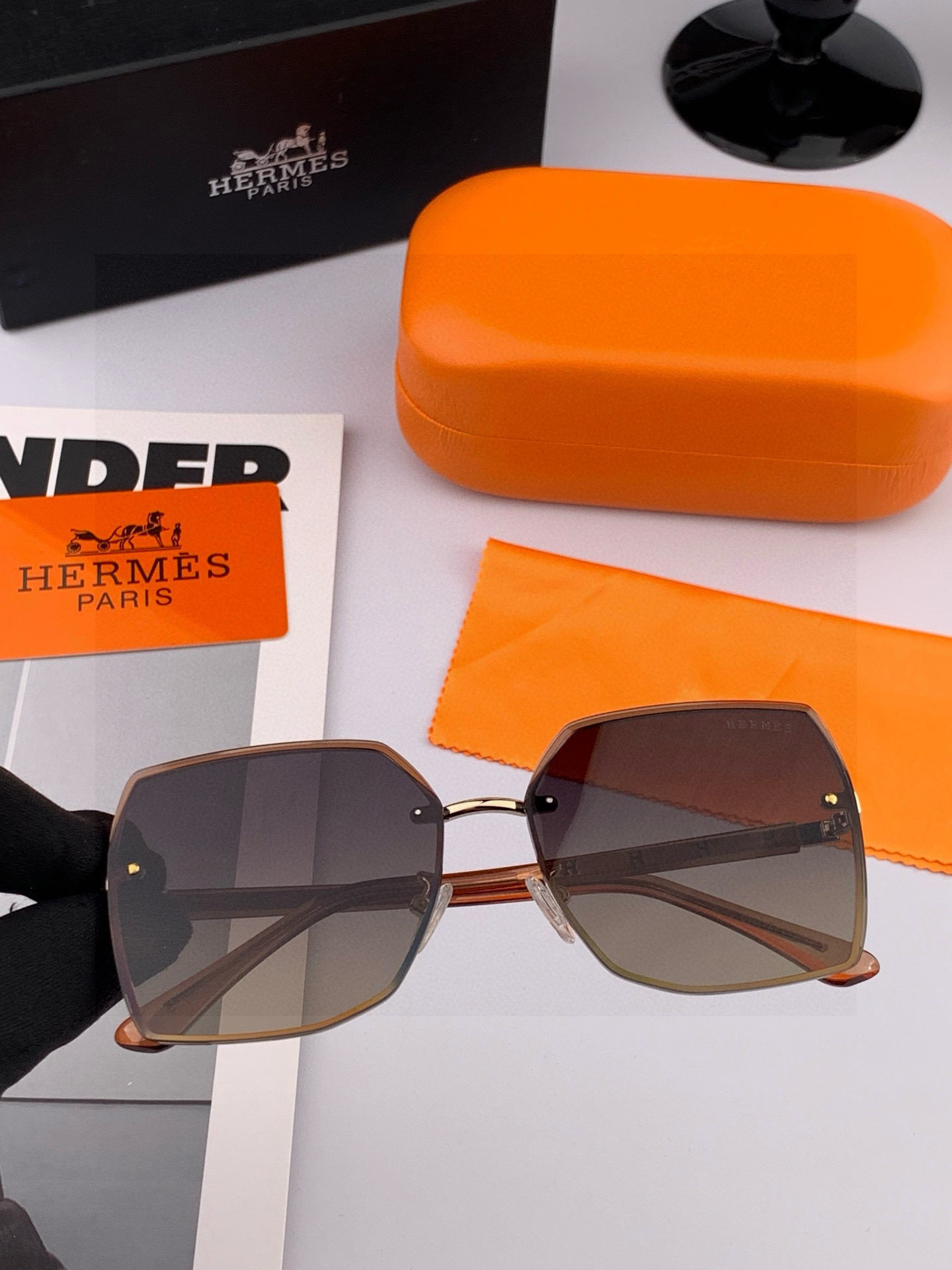 【尼龙偏光系列】爱马仕无框太阳镜墨方框设计，不挑脸型，无论搭配大衣还是连衣裙都非常显气质尼龙偏光镜片预防