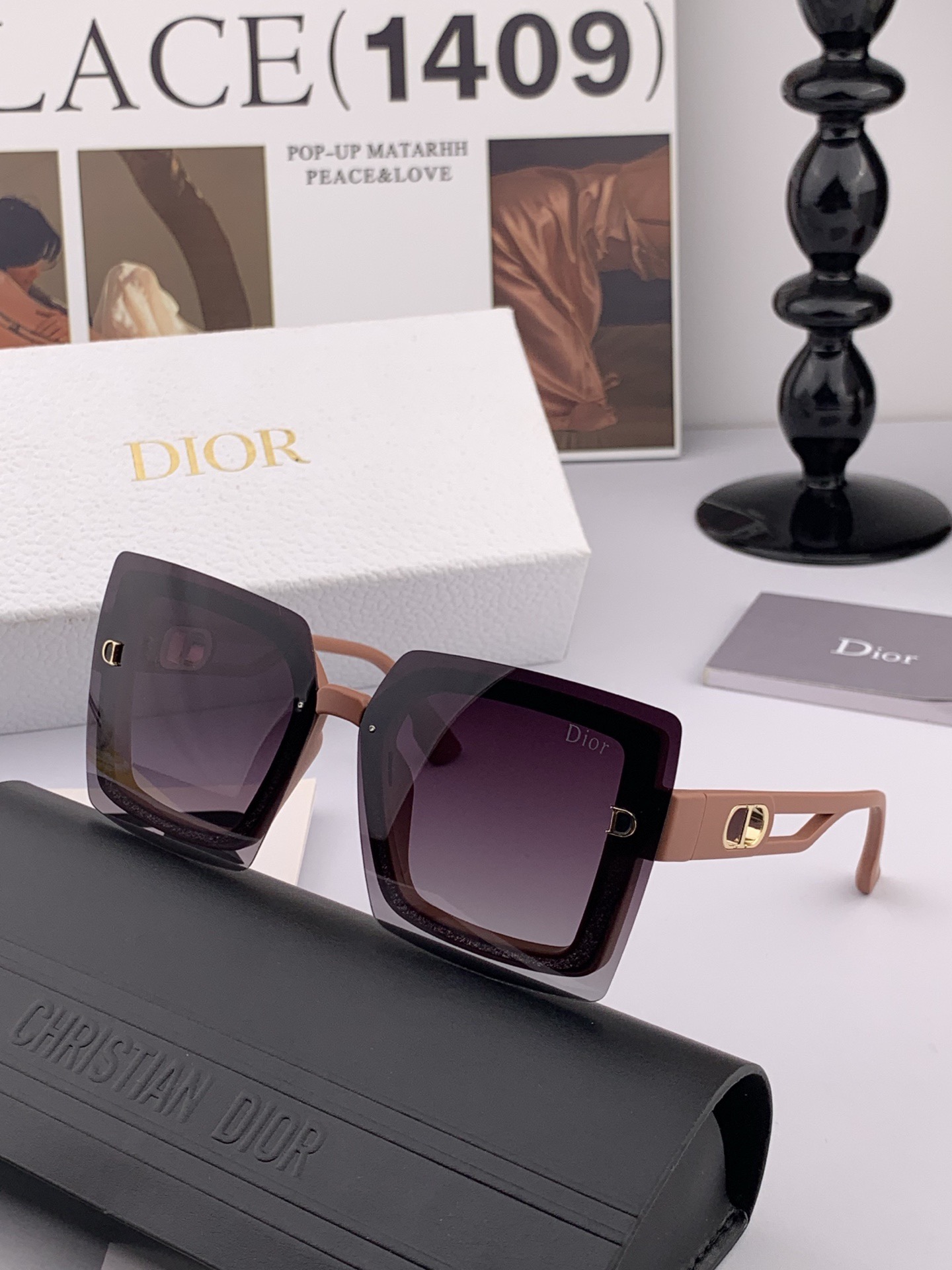 Dior 新款偏光太阳镜 款式多 。经典的方框设计，不挑脸型，无论搭配大衣还是连衣裙都非常显气质 偏光镜