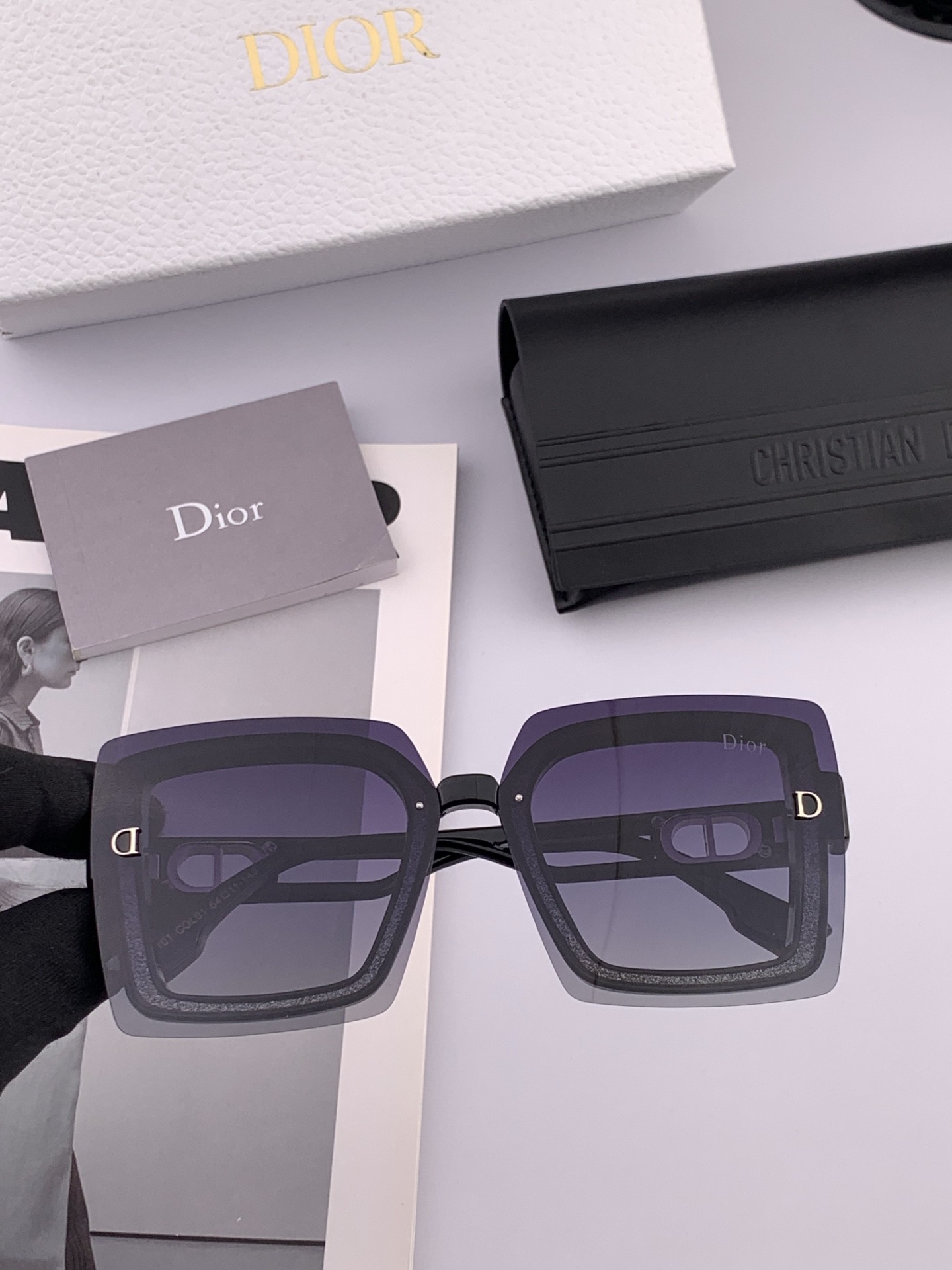 Dior 新款偏光太阳镜 款式多 。经典的方框设计，不挑脸型，无论搭配大衣还是连衣裙都非常显气质 偏光镜