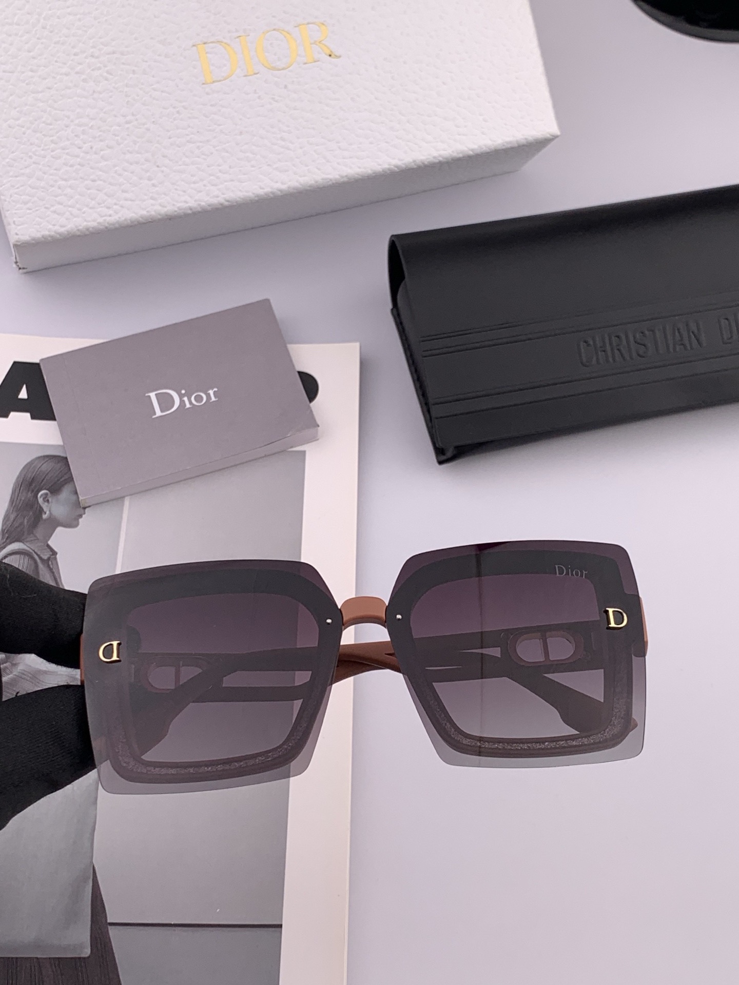 Dior 新款偏光太阳镜 款式多 。经典的方框设计，不挑脸型，无论搭配大衣还是连衣裙都非常显气质 偏光镜