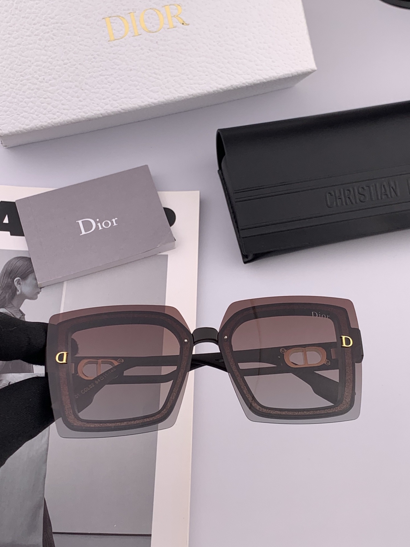 Dior 新款偏光太阳镜 款式多 。经典的方框设计，不挑脸型，无论搭配大衣还是连衣裙都非常显气质 偏光镜