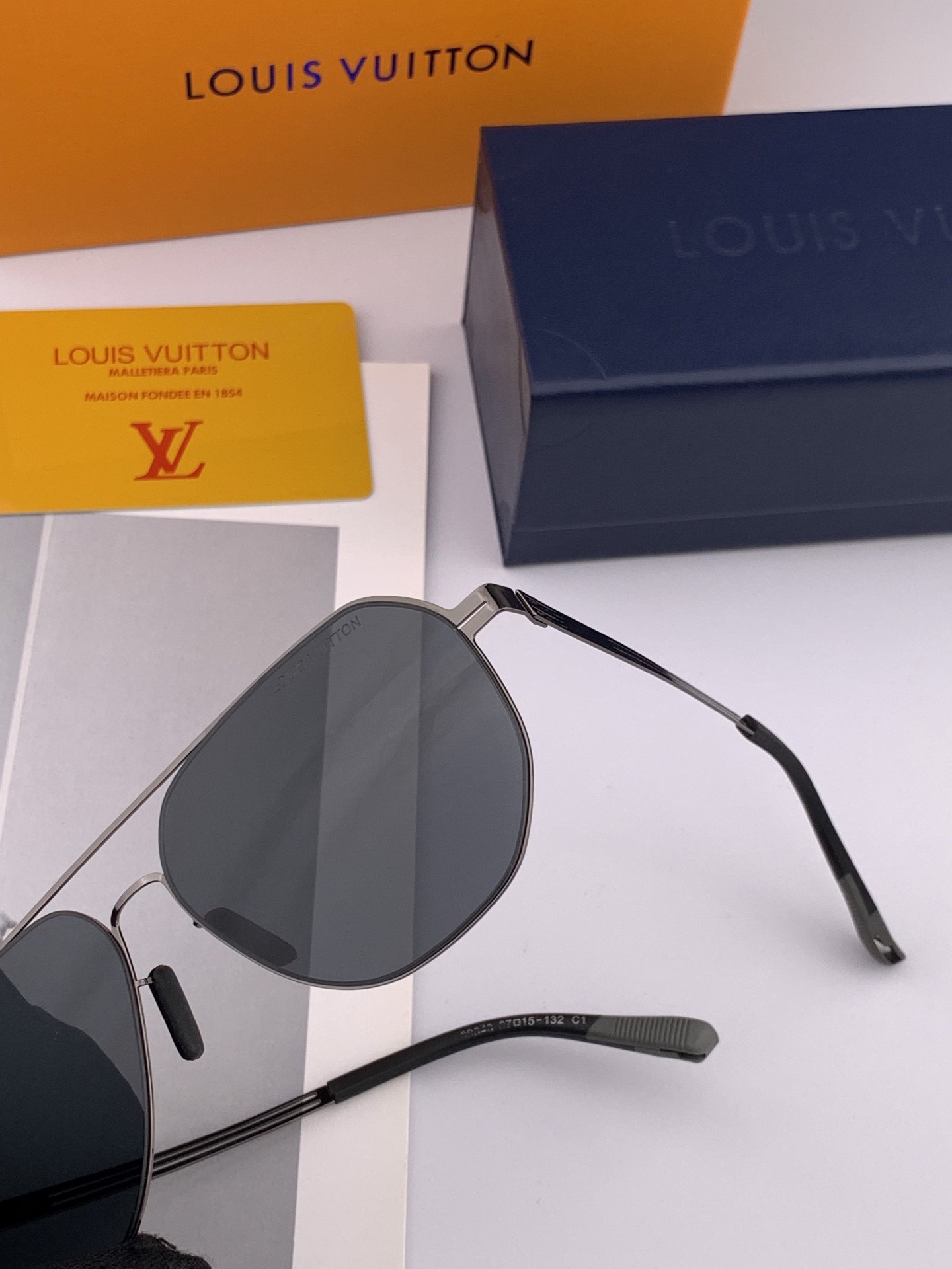 ♦️LV 新款男女情侣款太阳镜多边形墨镜iP电镀永不褪色 超轻超有弹性整幅眼镜无螺丝重要的是压不坏 高清