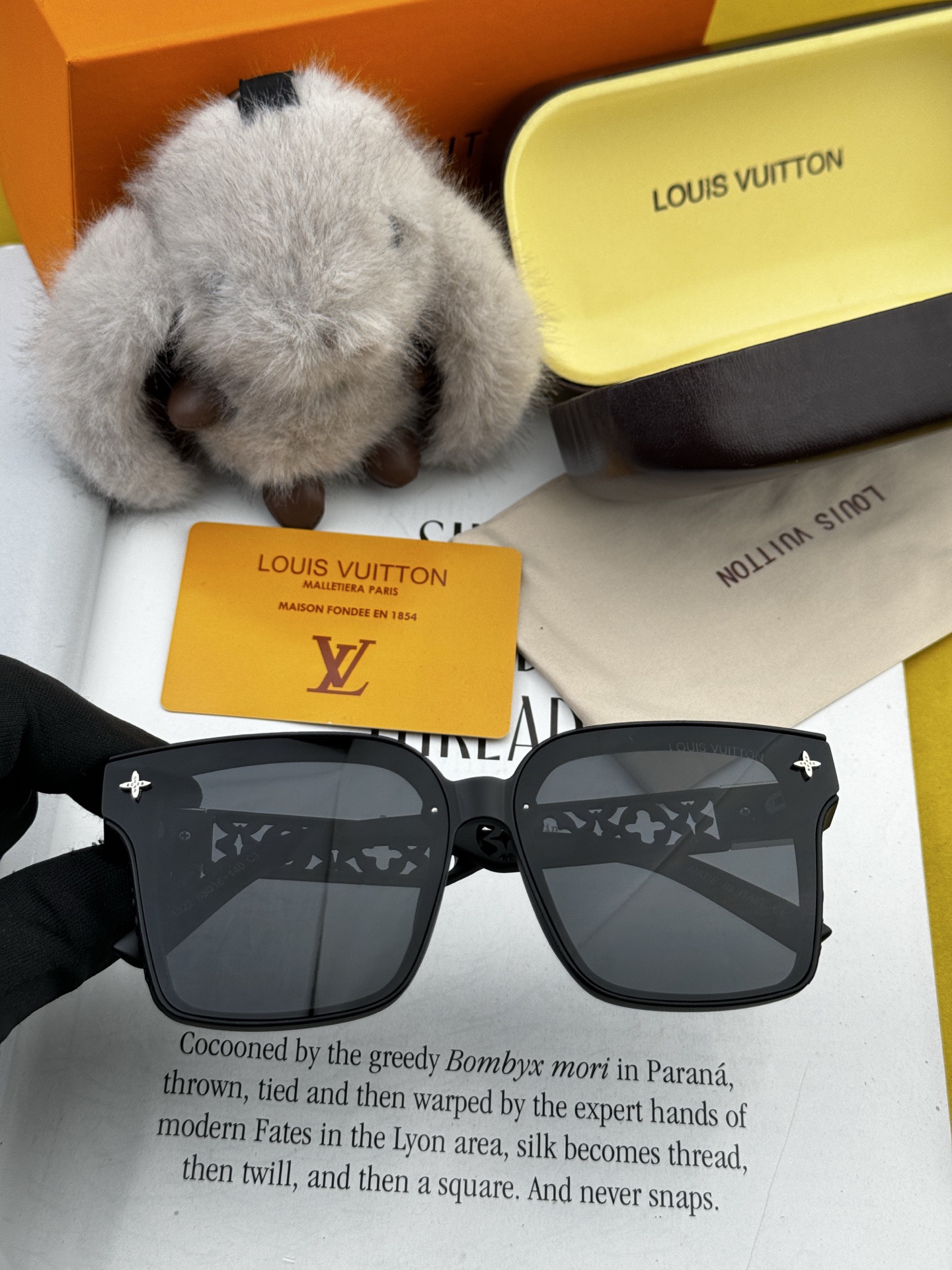 LV 新款女士方框太阳眼镜 开车墨镜 新款太阳镜 时尚大方 舒适轻盈 精致奢华 超轻 型号：L2132