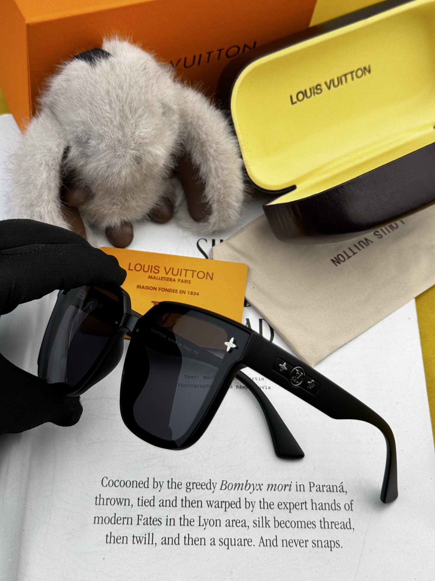 LV 新款女士方框太阳眼镜 开车墨镜 新款太阳镜 时尚大方 舒适轻盈 精致奢华 超轻 型号：L1132