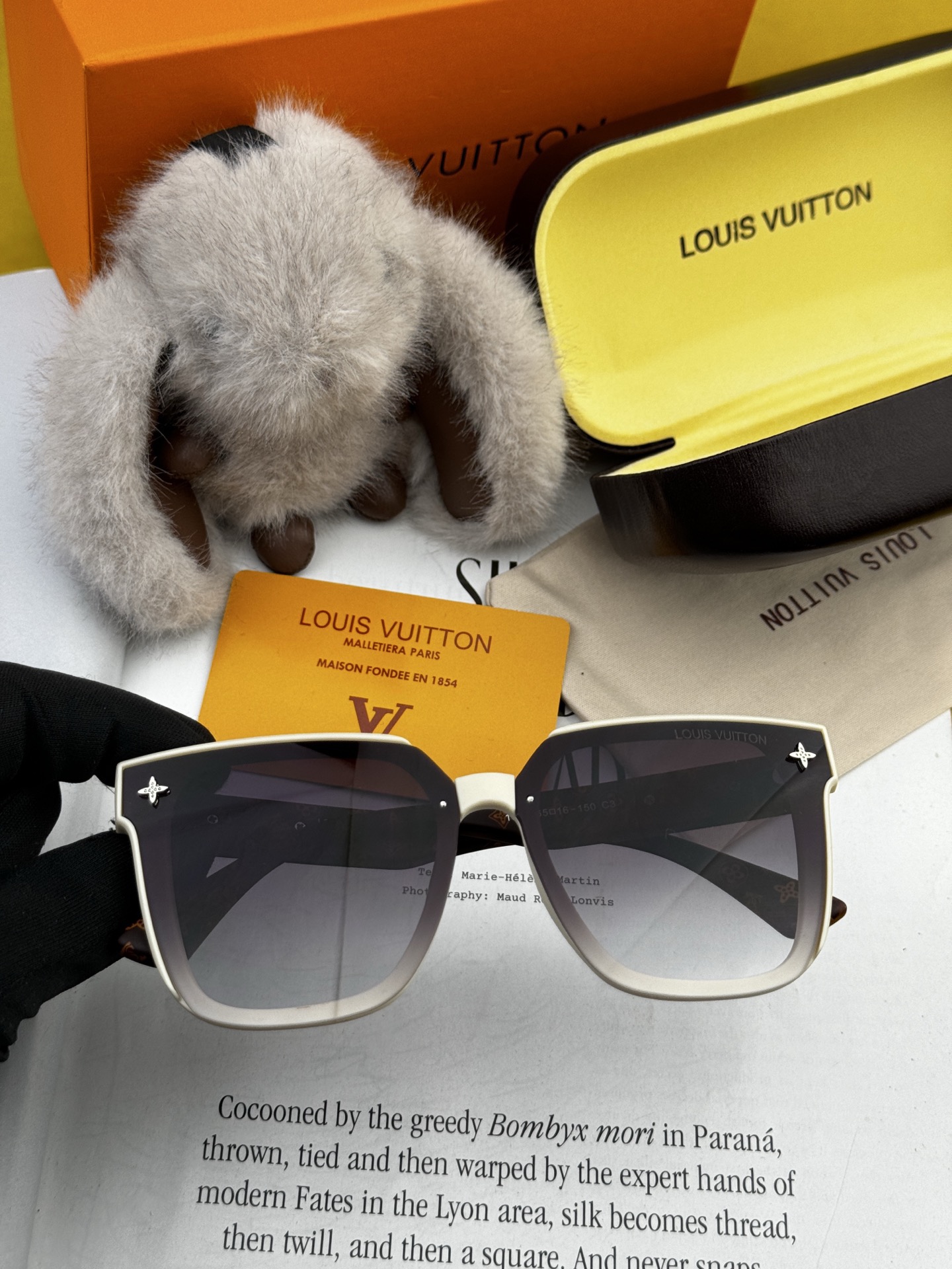 LV 新款女士方框太阳眼镜 开车墨镜 新款太阳镜 时尚大方 舒适轻盈 精致奢华 超轻 型号：L1132