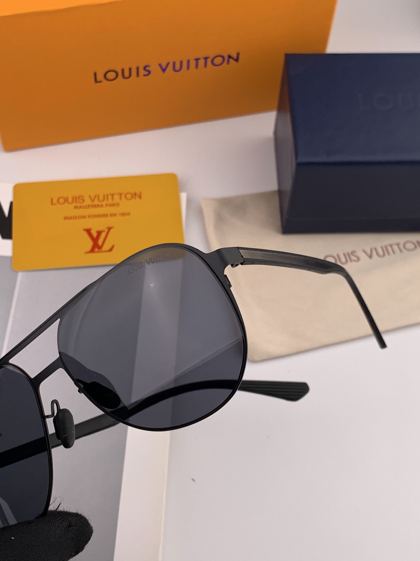 LV 男款炫彩飞行员偏光太阳镜 ❤️材质：高清尼龙加厚卡槽高清偏光镜片 🌹无边框镜架💕颜👍型号：L522