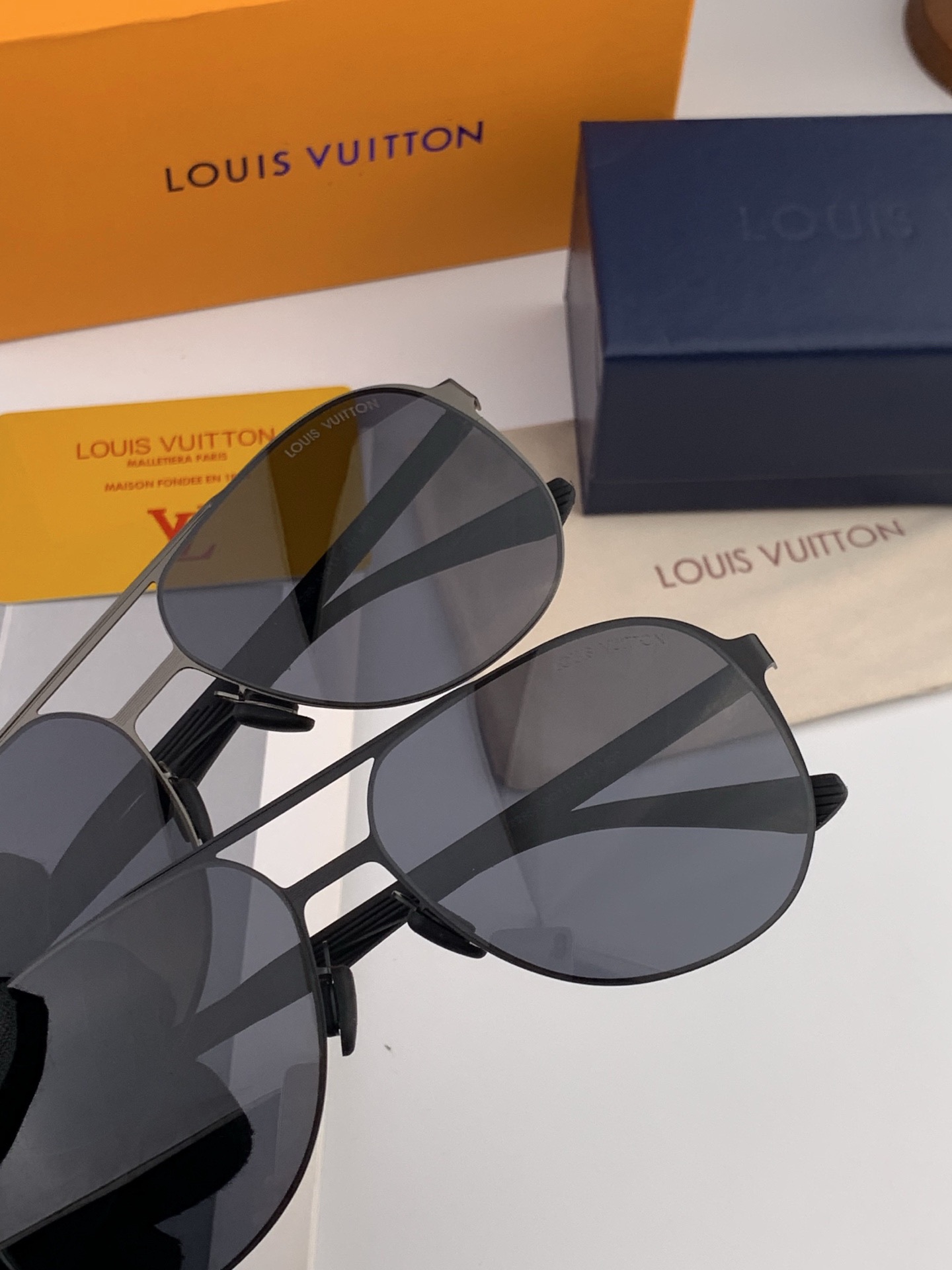 LV 男款炫彩飞行员偏光太阳镜 ❤️材质：高清尼龙加厚卡槽高清偏光镜片 🌹无边框镜架💕颜👍型号：L522
