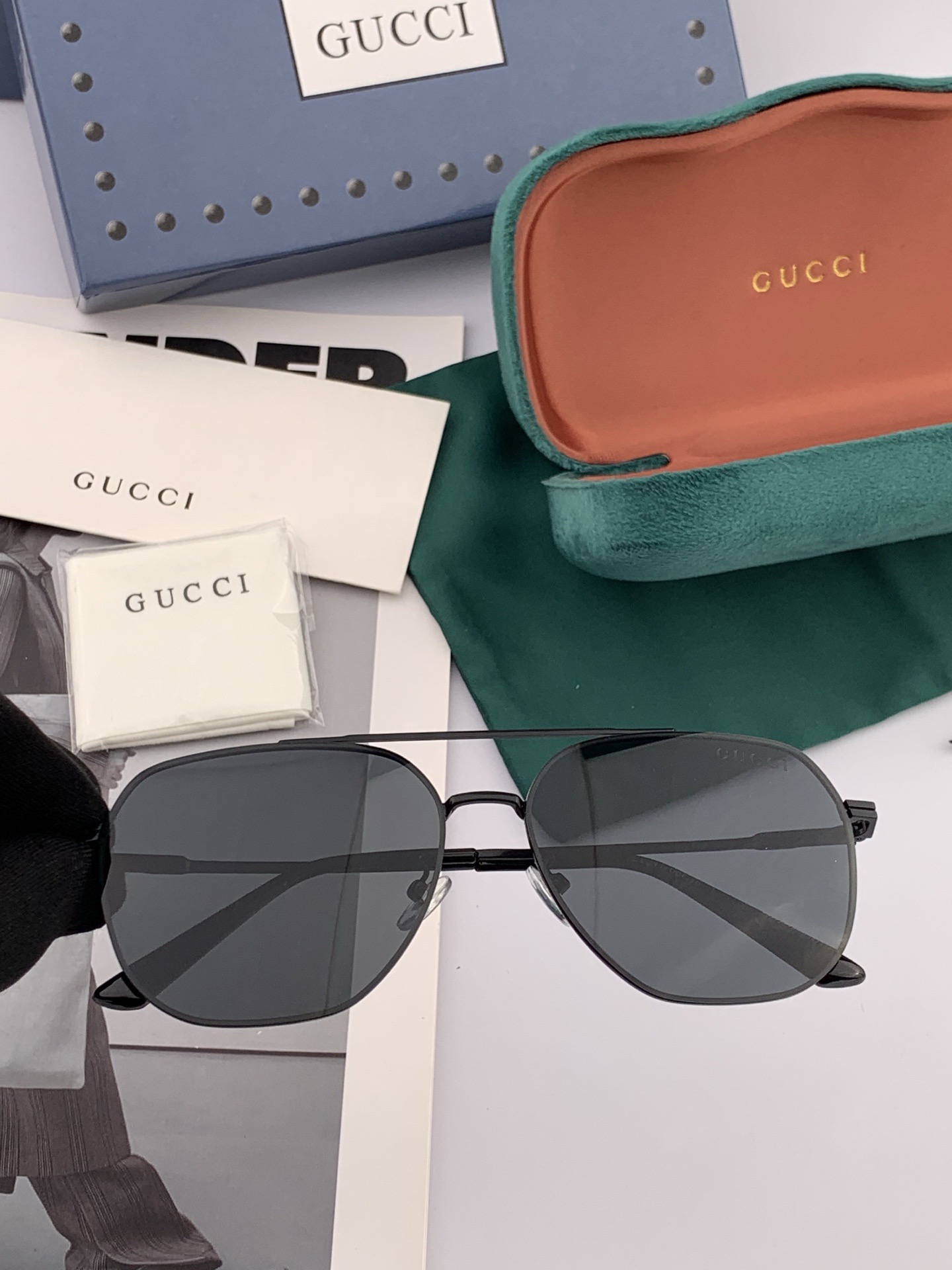 Gucci 男款炫彩飞行员偏光太阳镜 ❤️材质：高清尼龙加厚卡槽高清偏光镜片 🌹无边框镜架💕颜👍型号：G