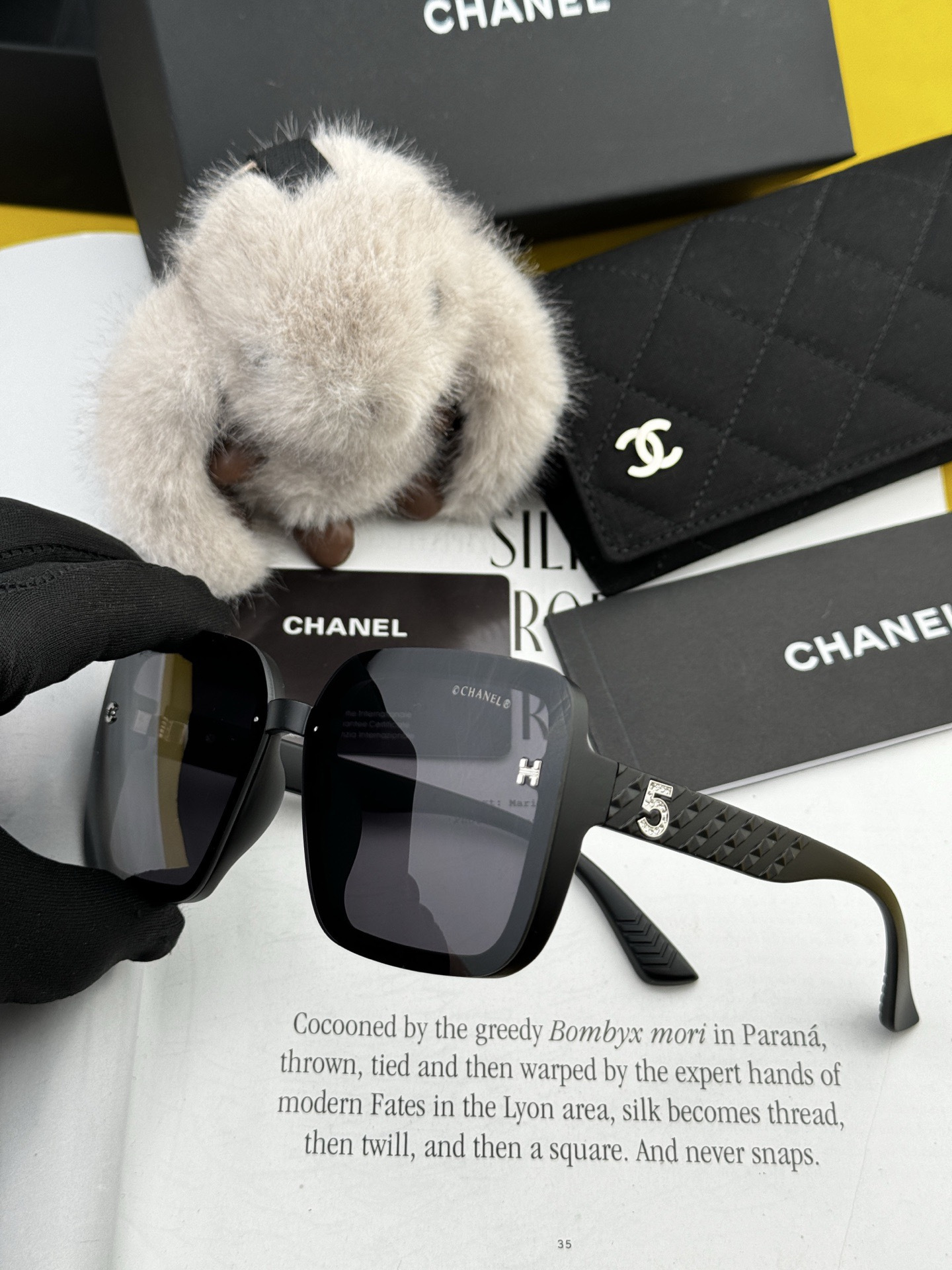 新品CHANEL 香奈儿太阳镜以独特魅力和前卫风格诠释春夏最新眼镜，质感超好佩带舒适 型号：CH2305