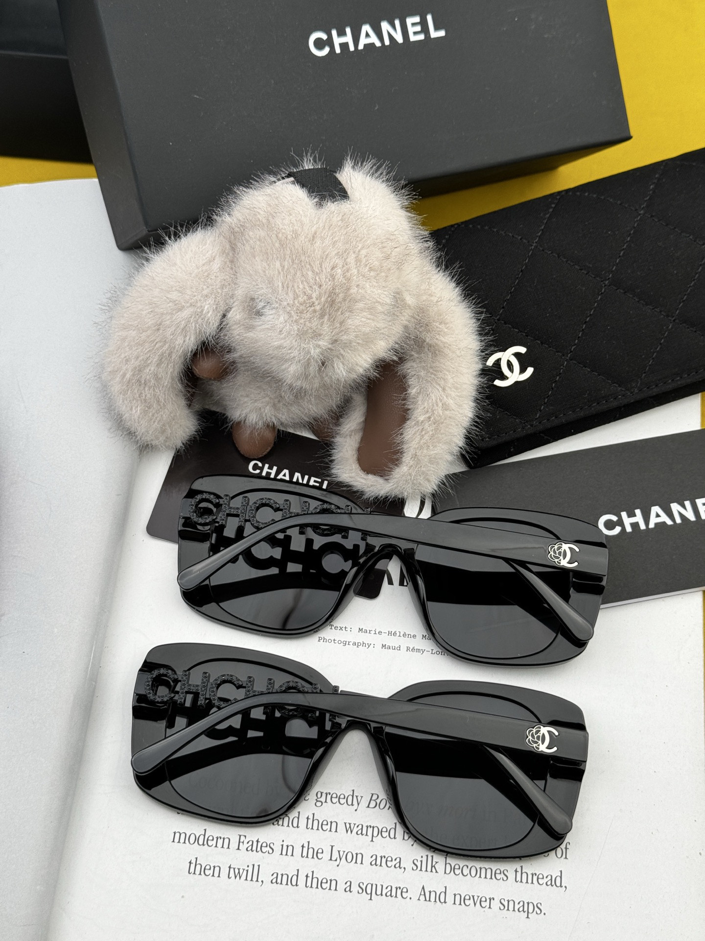 香奈儿 开春新款太阳镜 各路网红纷纷带起气场满分‼️ 俏皮甜美.上脸效果更佳.金属质感超好 型号：CH3