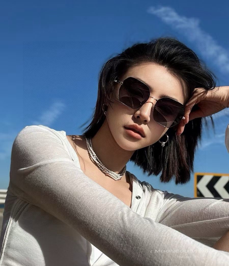 新品CHANEL 香奈儿太阳镜以独特魅力和前卫风格诠释春夏最新眼镜，以方框设计两边经典小香珍珠做点缀，中