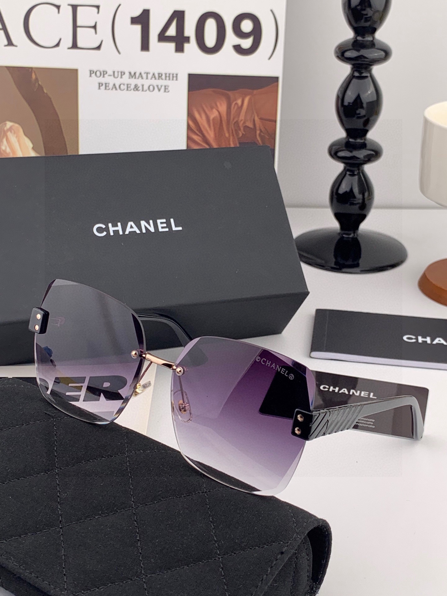 香奈儿 新款太阳镜太漂亮的款,爆到断货。镜片采用尼龙材质,透光度清晰的同时又保护眼睛,镜框采用环保无磁不