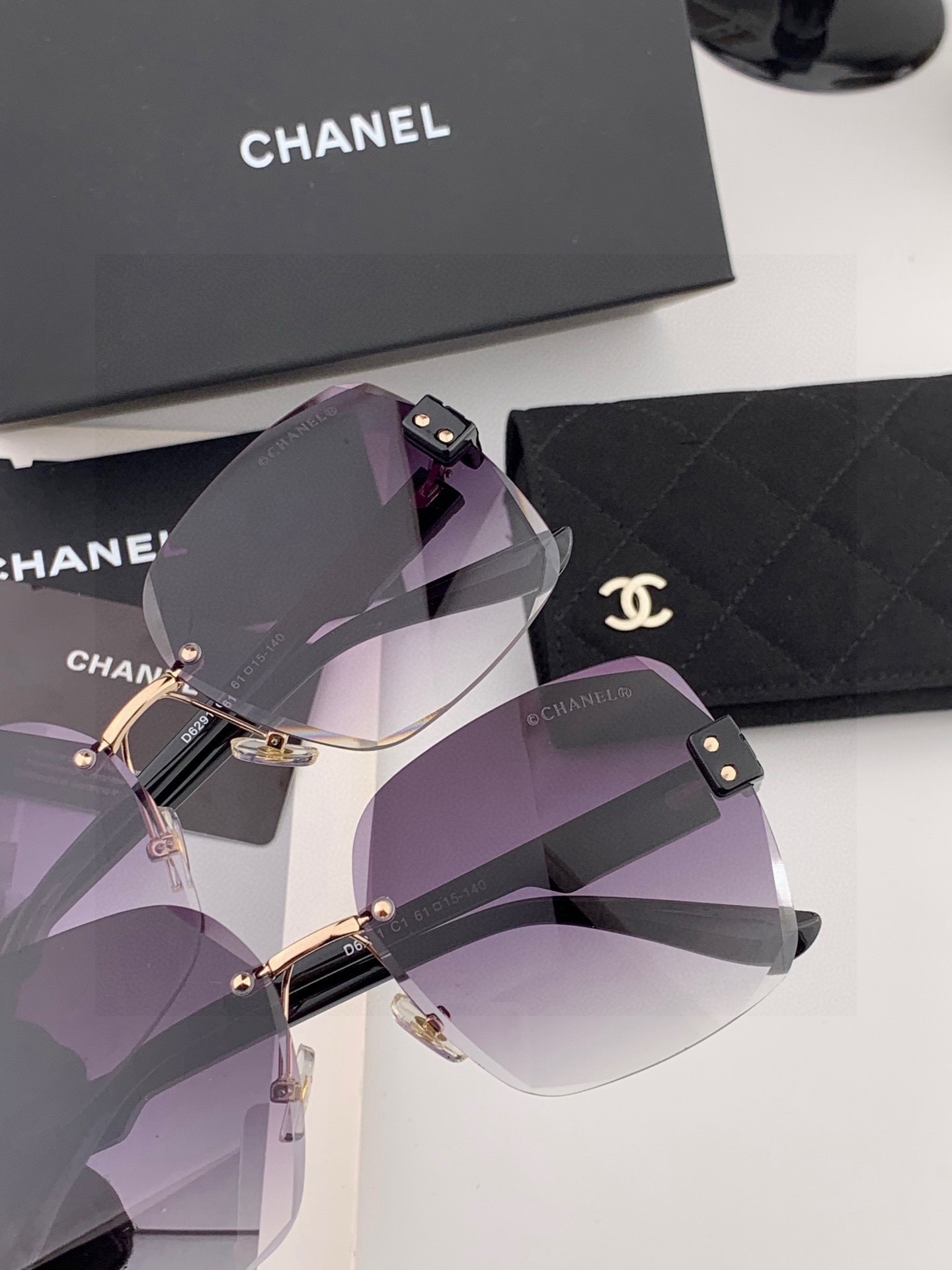 香奈儿 新款太阳镜太漂亮的款,爆到断货。镜片采用尼龙材质,透光度清晰的同时又保护眼睛,镜框采用环保无磁不