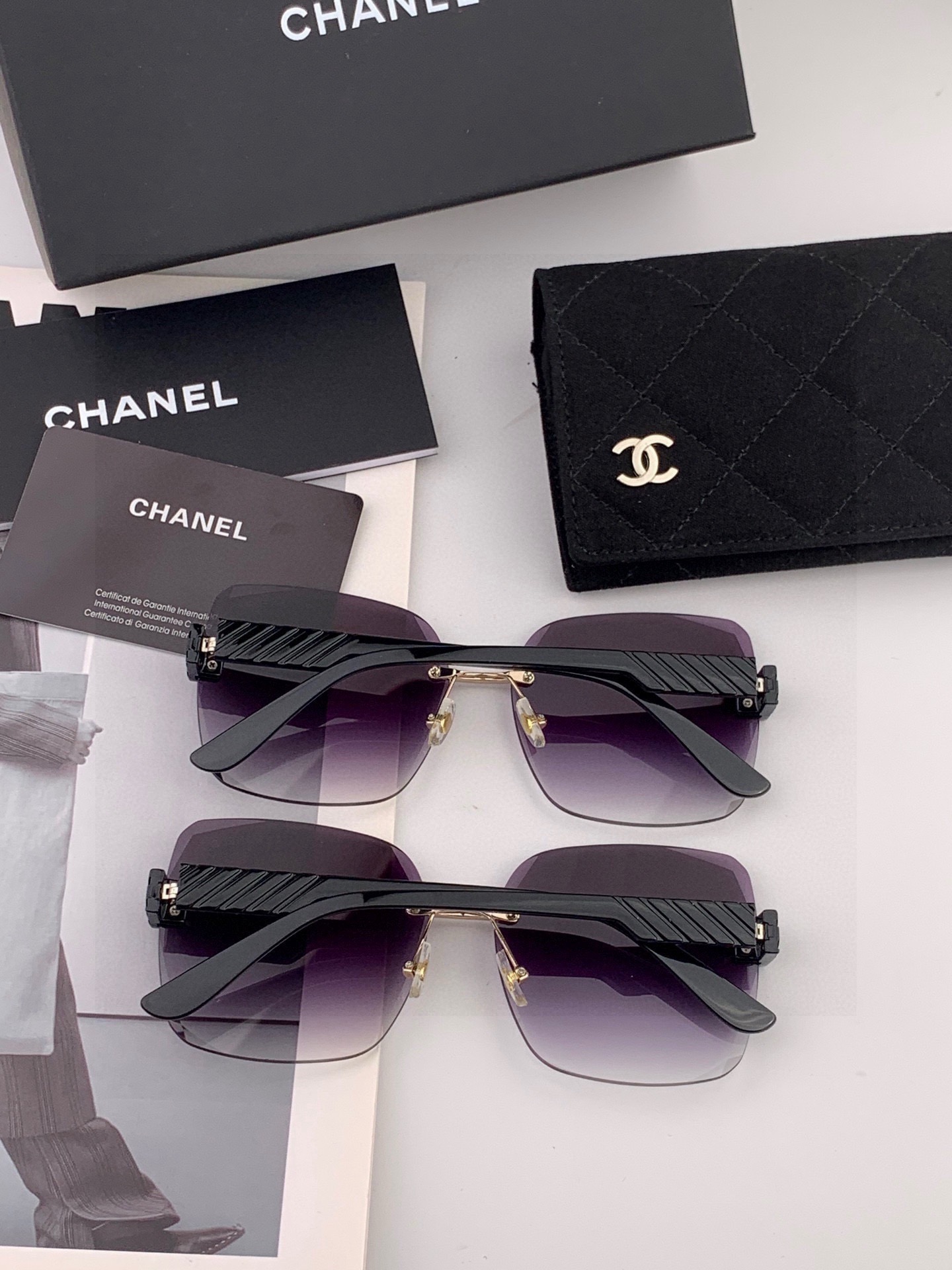 香奈儿 新款太阳镜太漂亮的款,爆到断货。镜片采用尼龙材质,透光度清晰的同时又保护眼睛,镜框采用环保无磁不