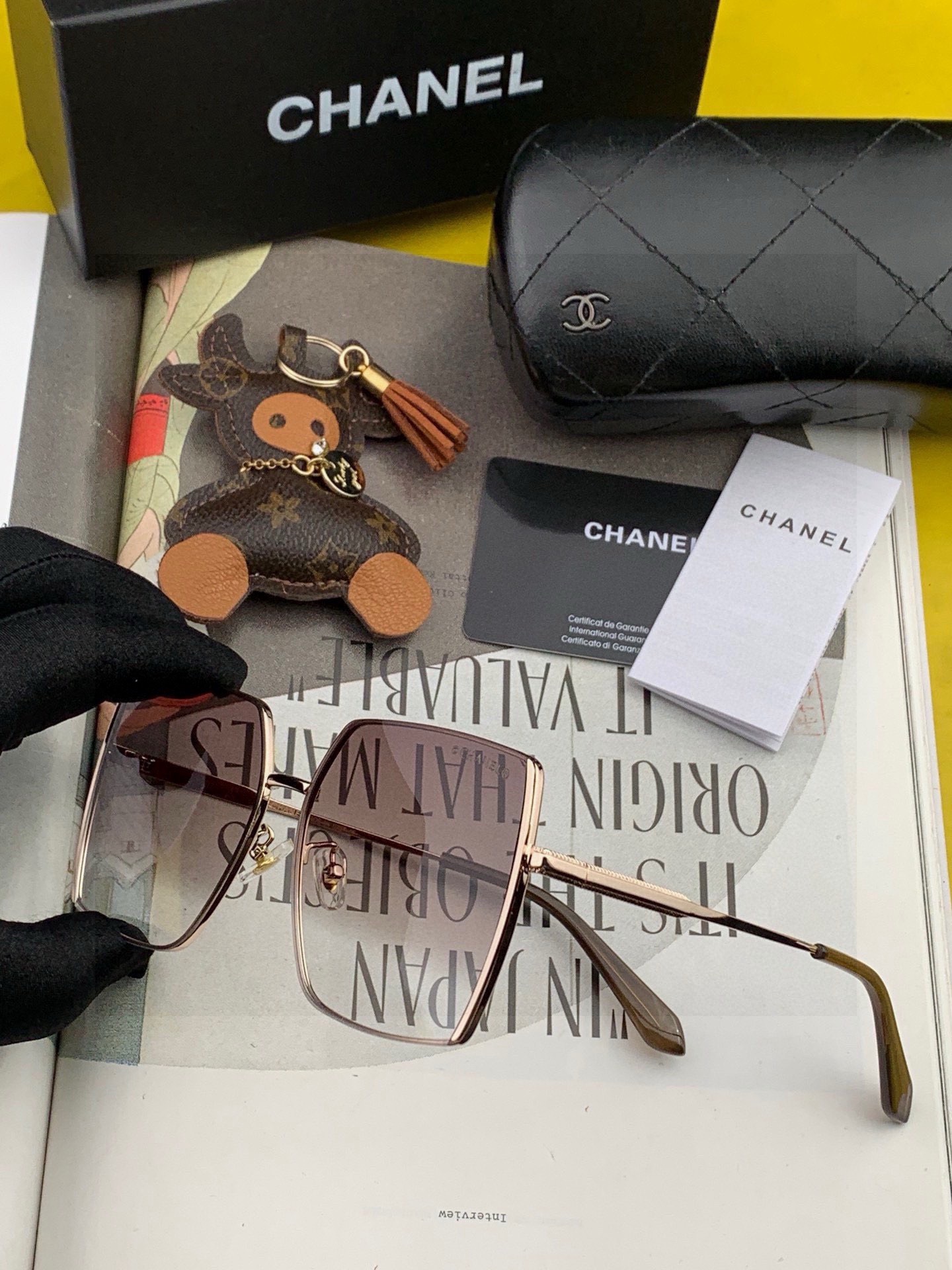 GUCC*新款太阳镜太漂亮的款,爆到断货。镜片采用尼龙材质,透光度清晰的同时又保护眼睛,镜框采用环保无磁