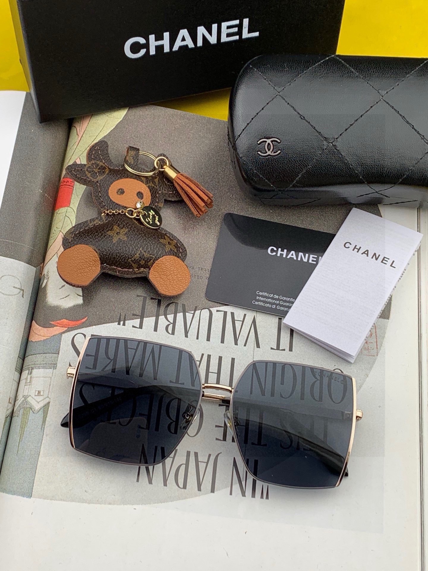 GUCC*新款太阳镜太漂亮的款,爆到断货。镜片采用尼龙材质,透光度清晰的同时又保护眼睛,镜框采用环保无磁