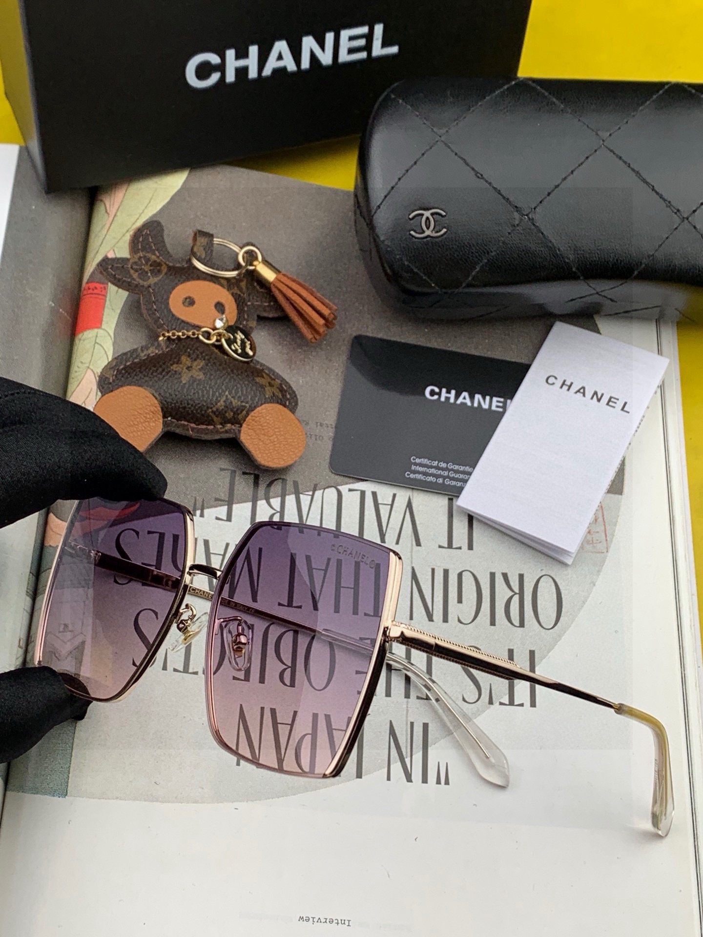 GUCC*新款太阳镜太漂亮的款,爆到断货。镜片采用尼龙材质,透光度清晰的同时又保护眼睛,镜框采用环保无磁