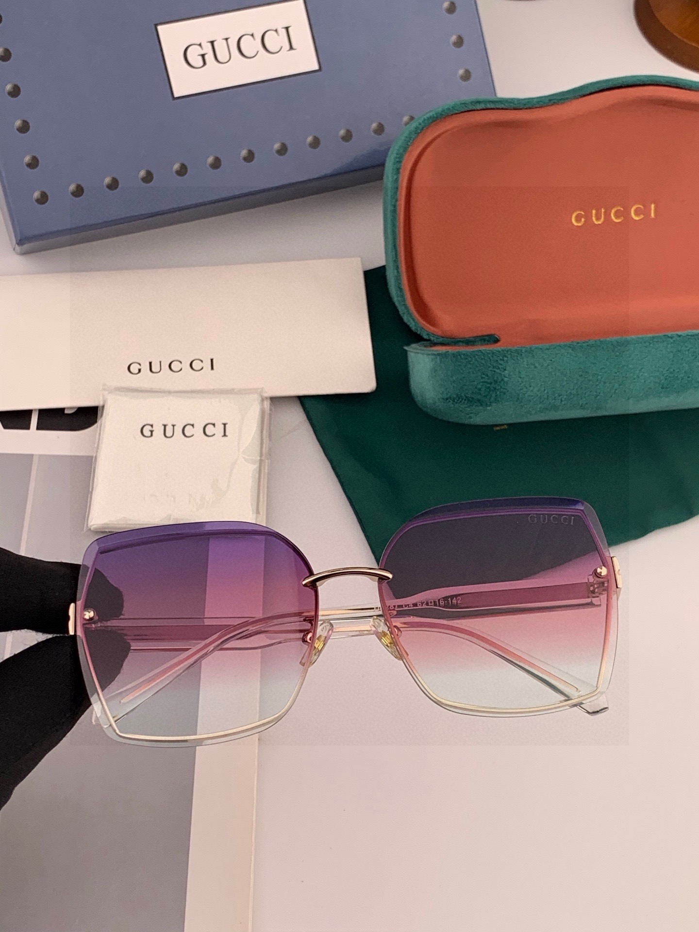 GUCC*新款太阳镜太漂亮的款,爆到断货。镜片采用尼龙材质,透光度清晰的同时又保护眼睛,镜框采用环保无磁