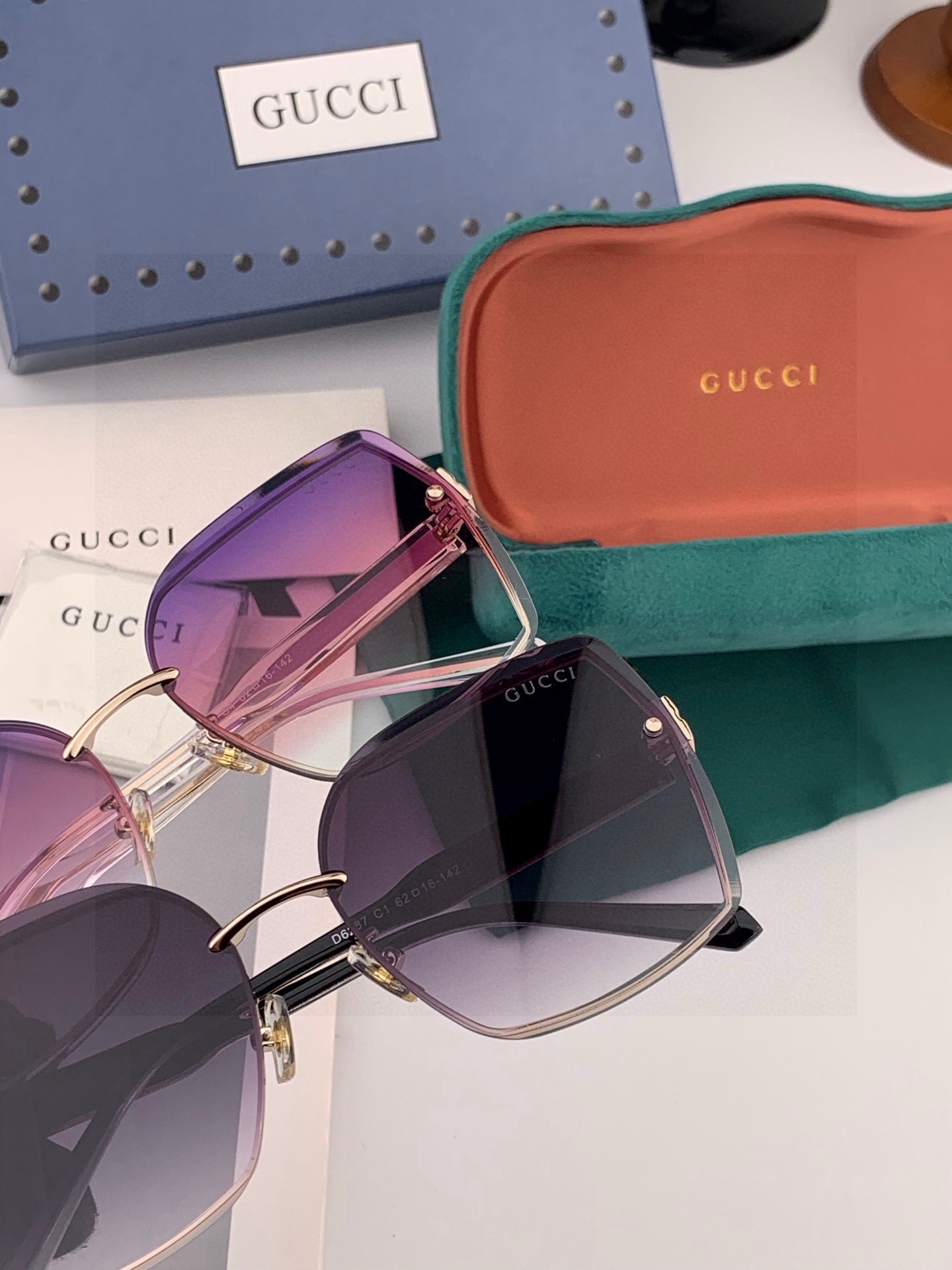 GUCC*新款太阳镜太漂亮的款,爆到断货。镜片采用尼龙材质,透光度清晰的同时又保护眼睛,镜框采用环保无磁