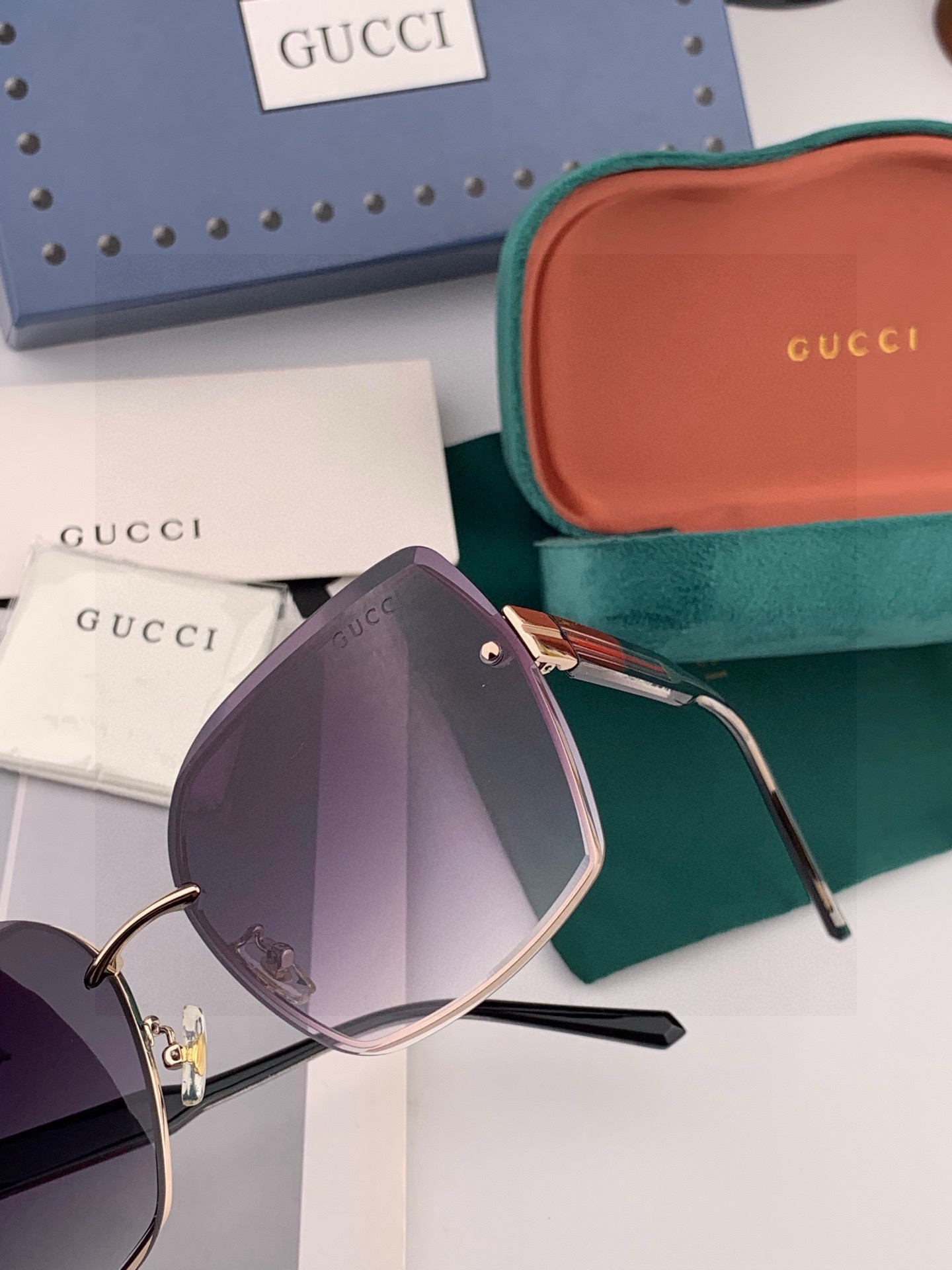 GUCC*新款太阳镜太漂亮的款,爆到断货。镜片采用尼龙材质,透光度清晰的同时又保护眼睛,镜框采用环保无磁