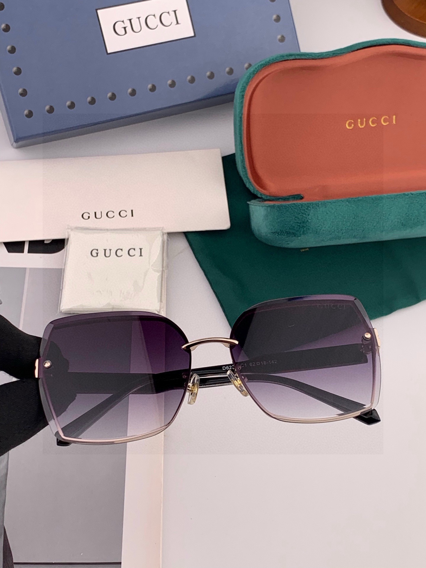 GUCC*新款太阳镜太漂亮的款,爆到断货。镜片采用尼龙材质,透光度清晰的同时又保护眼睛,镜框采用环保无磁