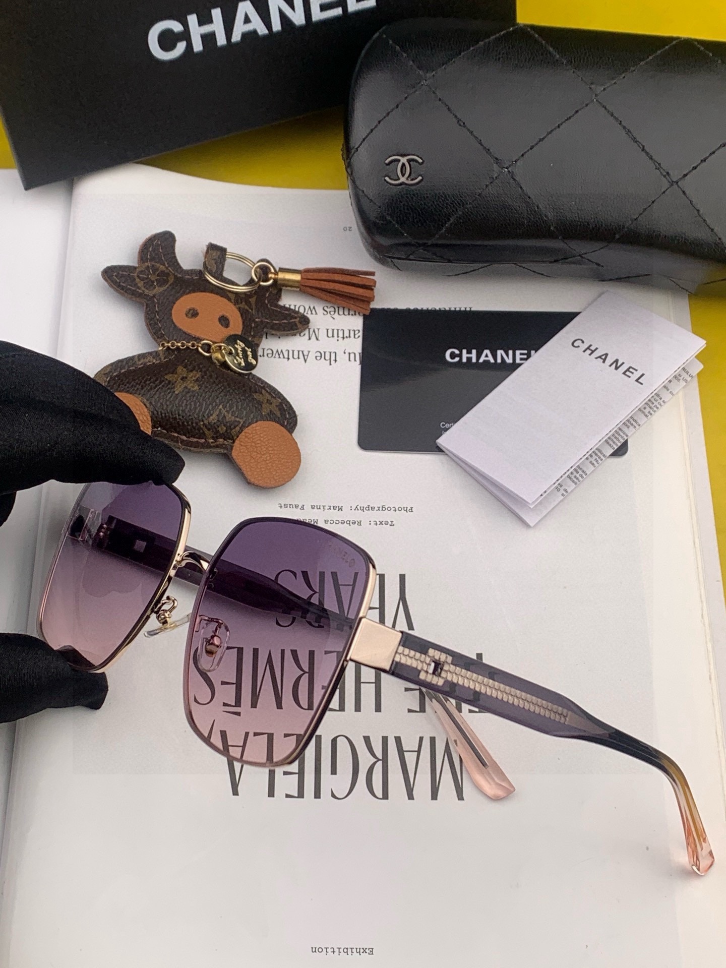 香奈儿新款太阳镜太漂亮的款,爆到断货。镜片采用尼龙材质,透光度清晰的同时又保护眼睛,镜框采用环保无磁不锈