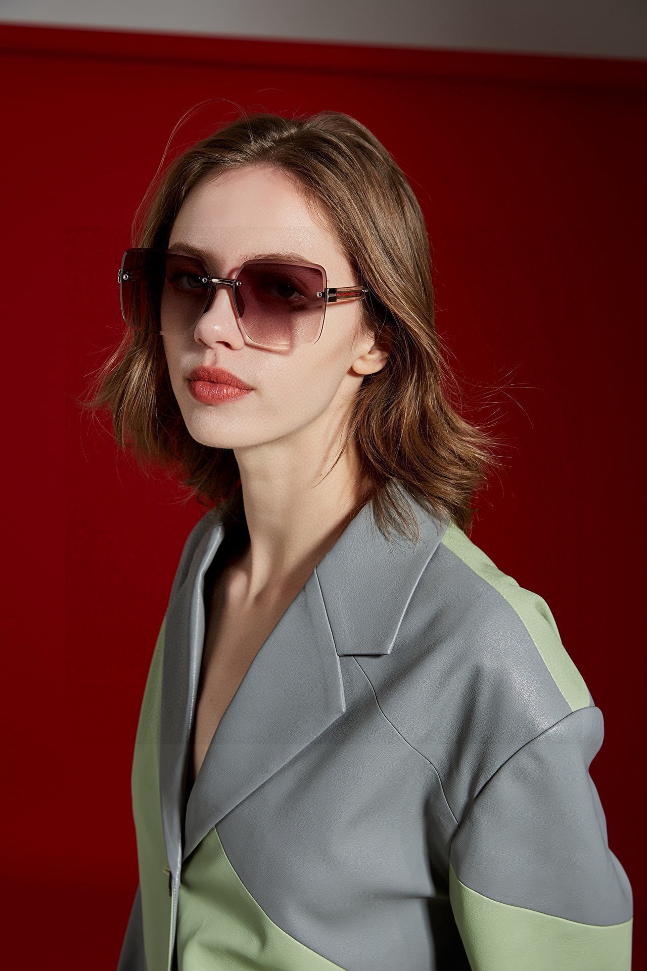 GUCC*新款太阳镜太漂亮的款,爆到断货。镜片采用尼龙材质,透光度清晰的同时又保护眼睛,镜框采用环保无磁