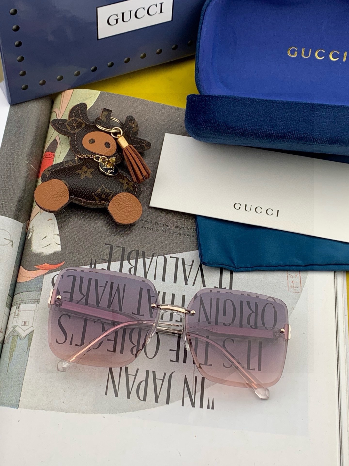 GUCC*新款太阳镜太漂亮的款,爆到断货。镜片采用尼龙材质,透光度清晰的同时又保护眼睛,镜框采用环保无磁