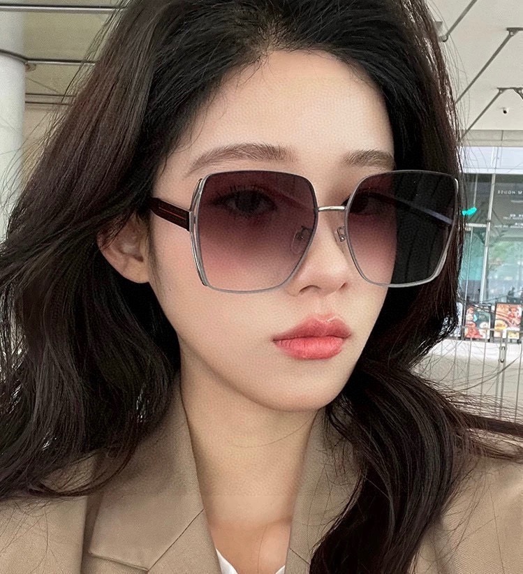 香奈儿新款太阳镜太漂亮的款,爆到断货。镜片采用尼龙材质,透光度清晰的同时又保护眼睛,镜框采用环保无磁不锈