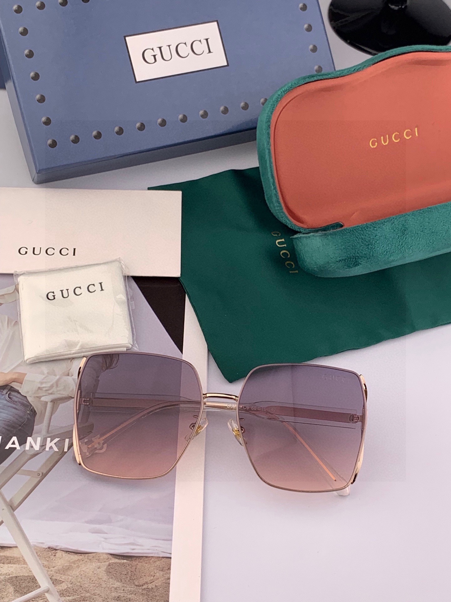 香奈儿新款太阳镜太漂亮的款,爆到断货。镜片采用尼龙材质,透光度清晰的同时又保护眼睛,镜框采用环保无磁不锈