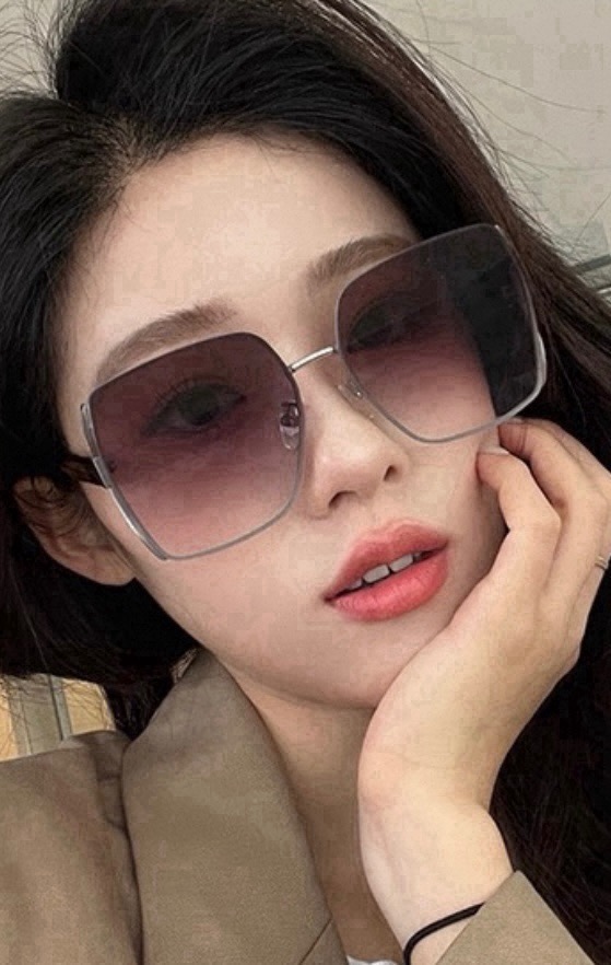 香奈儿新款太阳镜太漂亮的款,爆到断货。镜片采用尼龙材质,透光度清晰的同时又保护眼睛,镜框采用环保无磁不锈